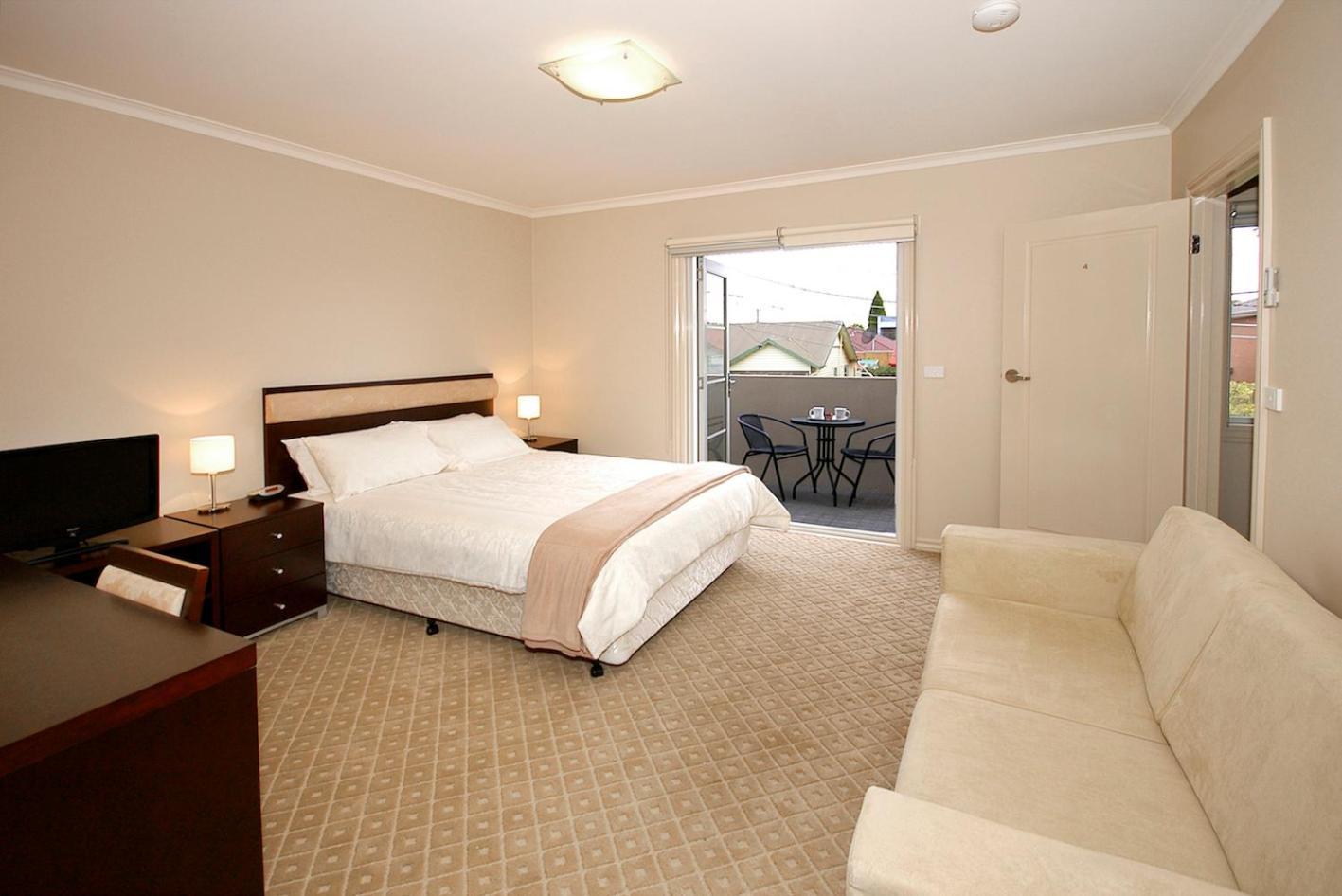 6p - Large Premium In Shared Space In Brunswick!