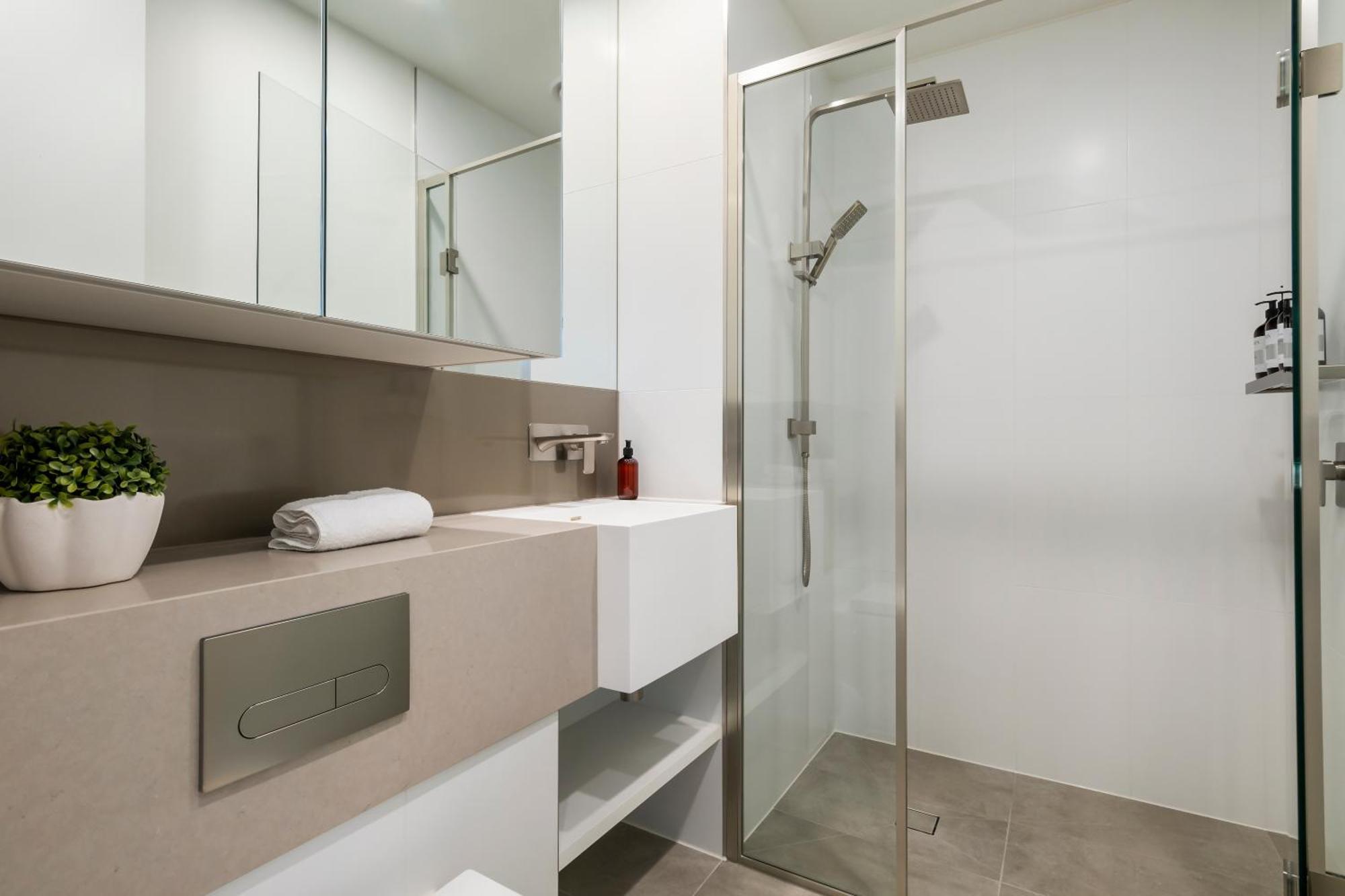 Stunning 100m Fr Parkland W Views, Pool And Desk Apartment Melbourne