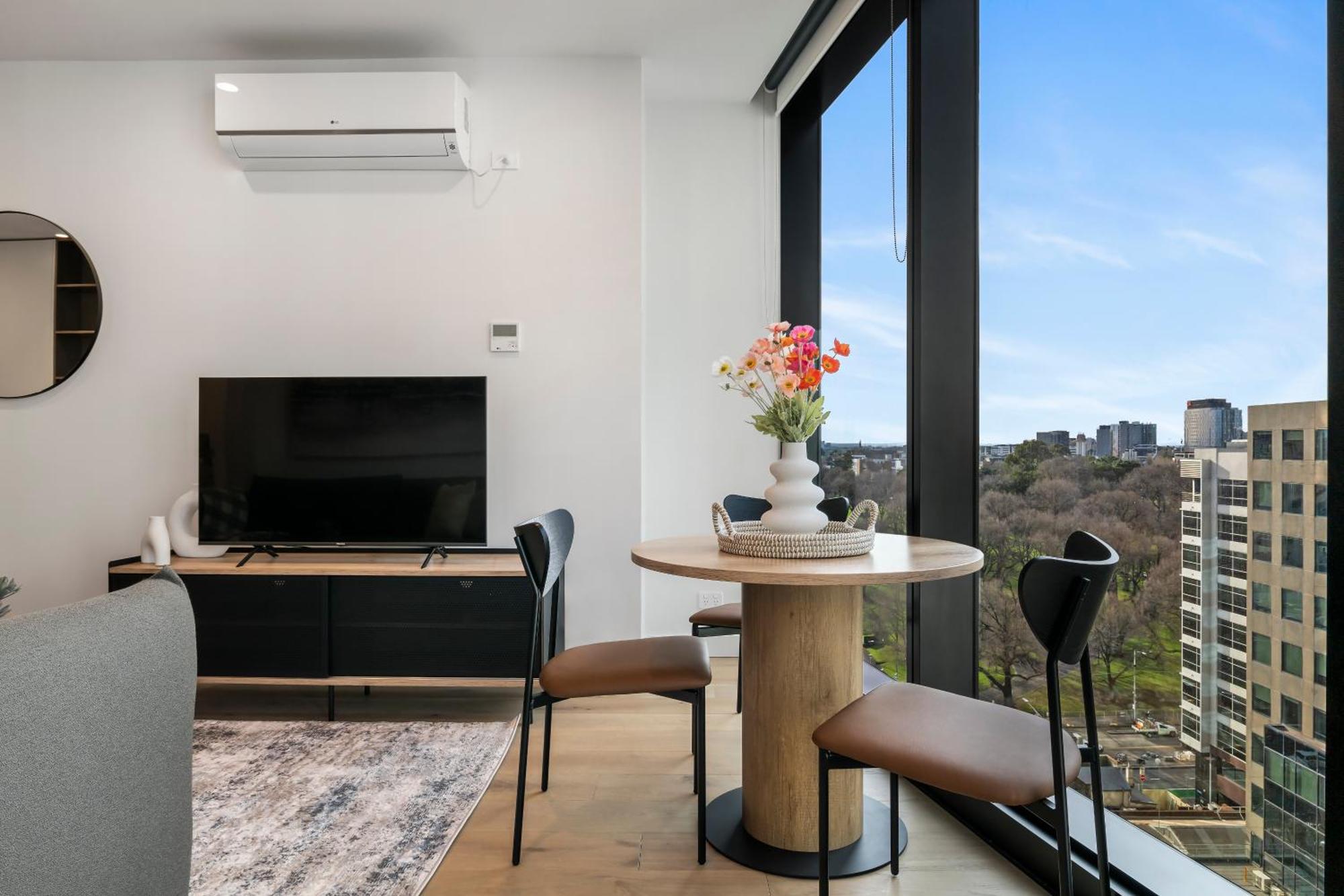 Stunning 100m Fr Parkland W Views, Pool And Desk Apartment Melbourne