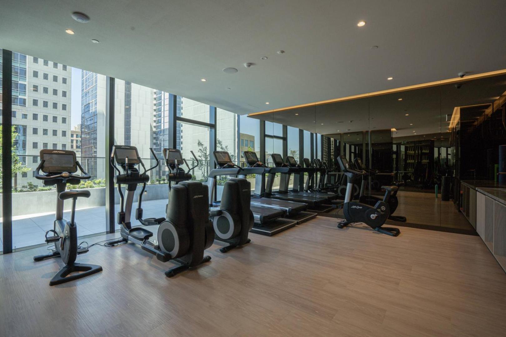Apartment Stunning 100m Fr Parkland W Views, Pool And Desk
