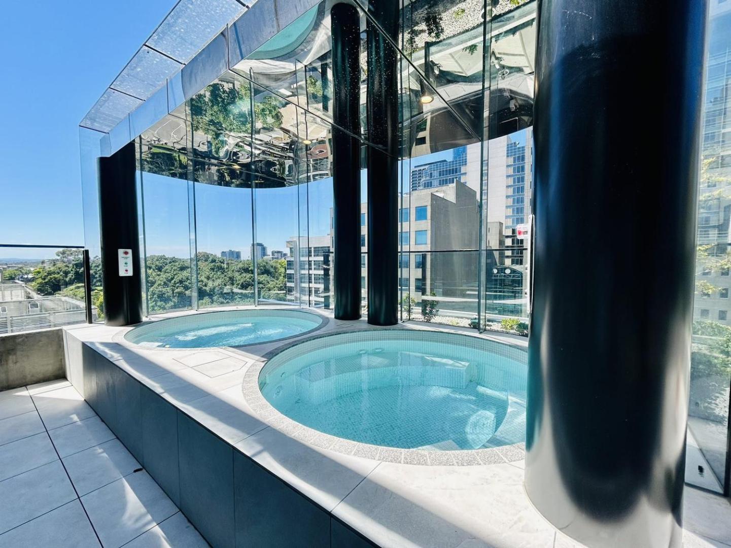 Apartment Stunning 100m Fr Parkland W Views, Pool And Desk Melbourne