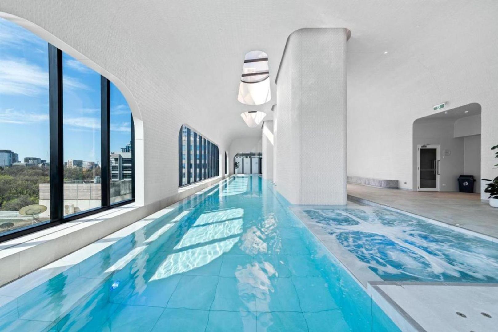 Apartment Stunning 100m Fr Parkland W Views, Pool And Desk *