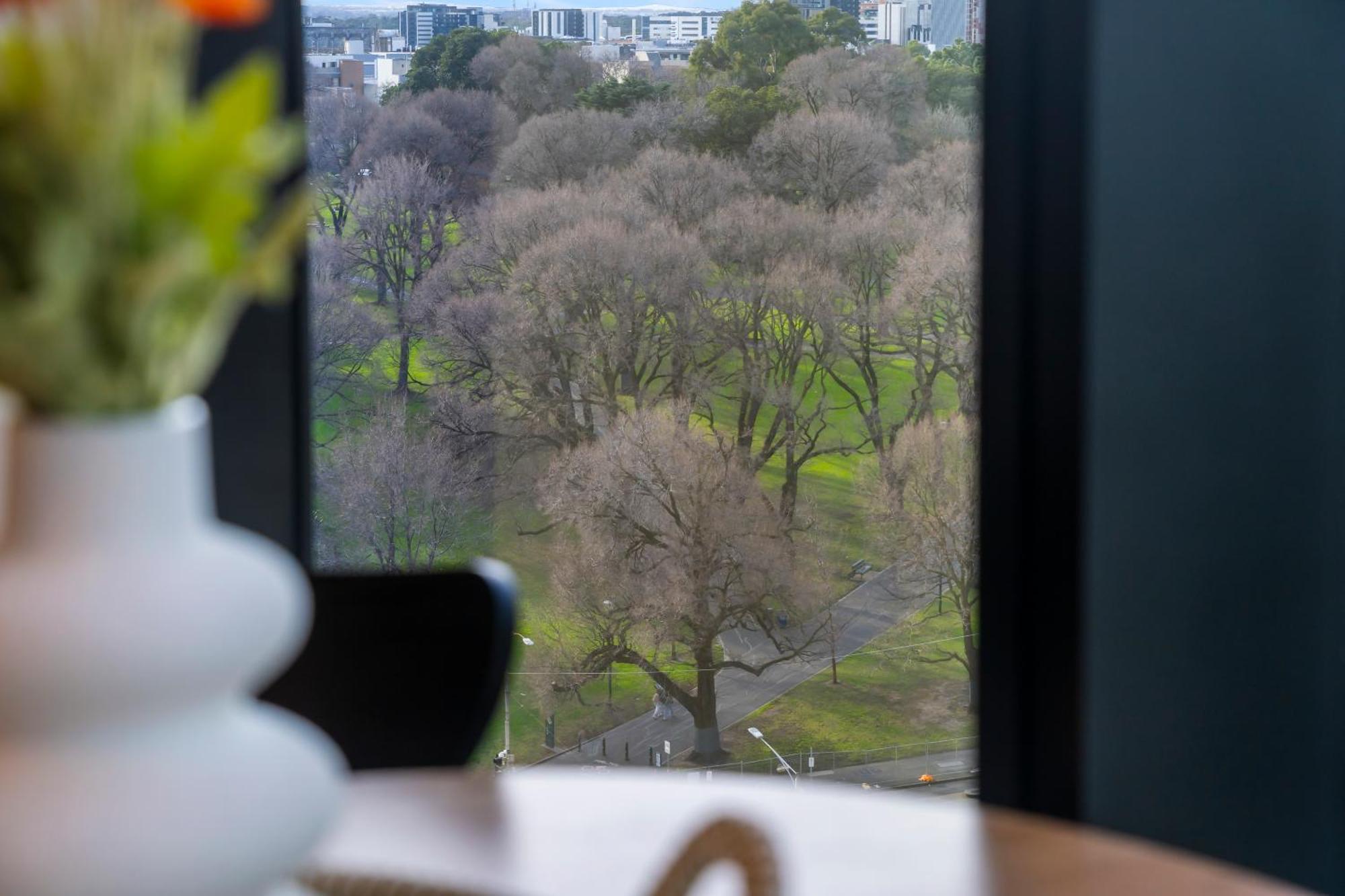 Apartment Stunning 100m Fr Parkland W Views, Pool And Desk Melbourne