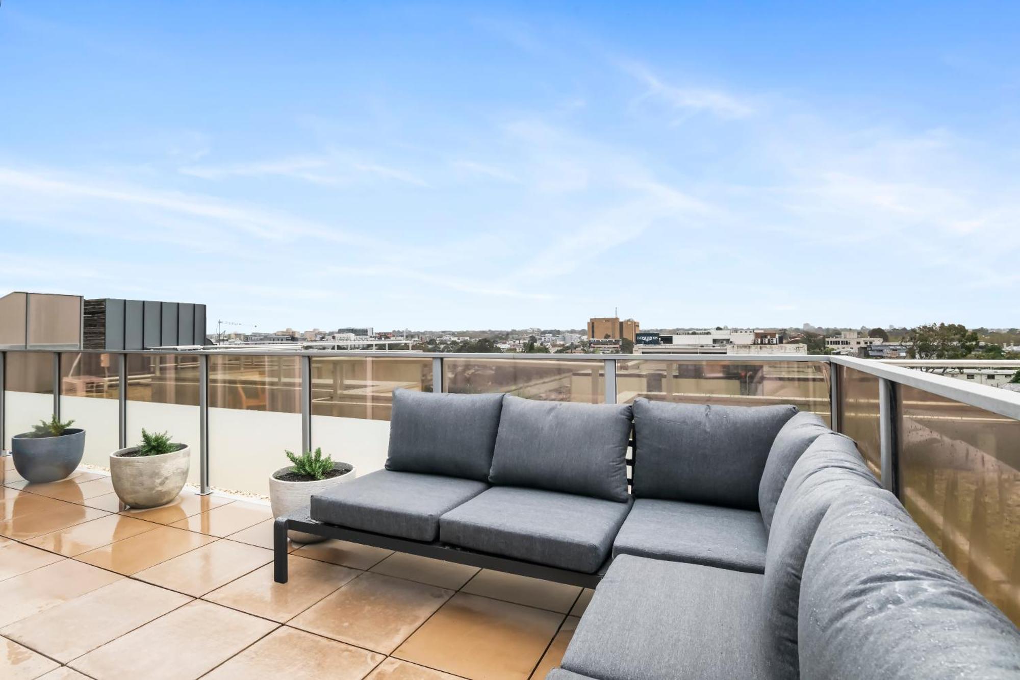 Stylish And Modern With Large Balcony, Wifi And Parking