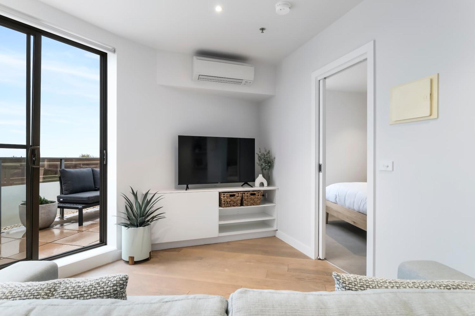 Stylish And Modern With Large Balcony, Wifi And Parking