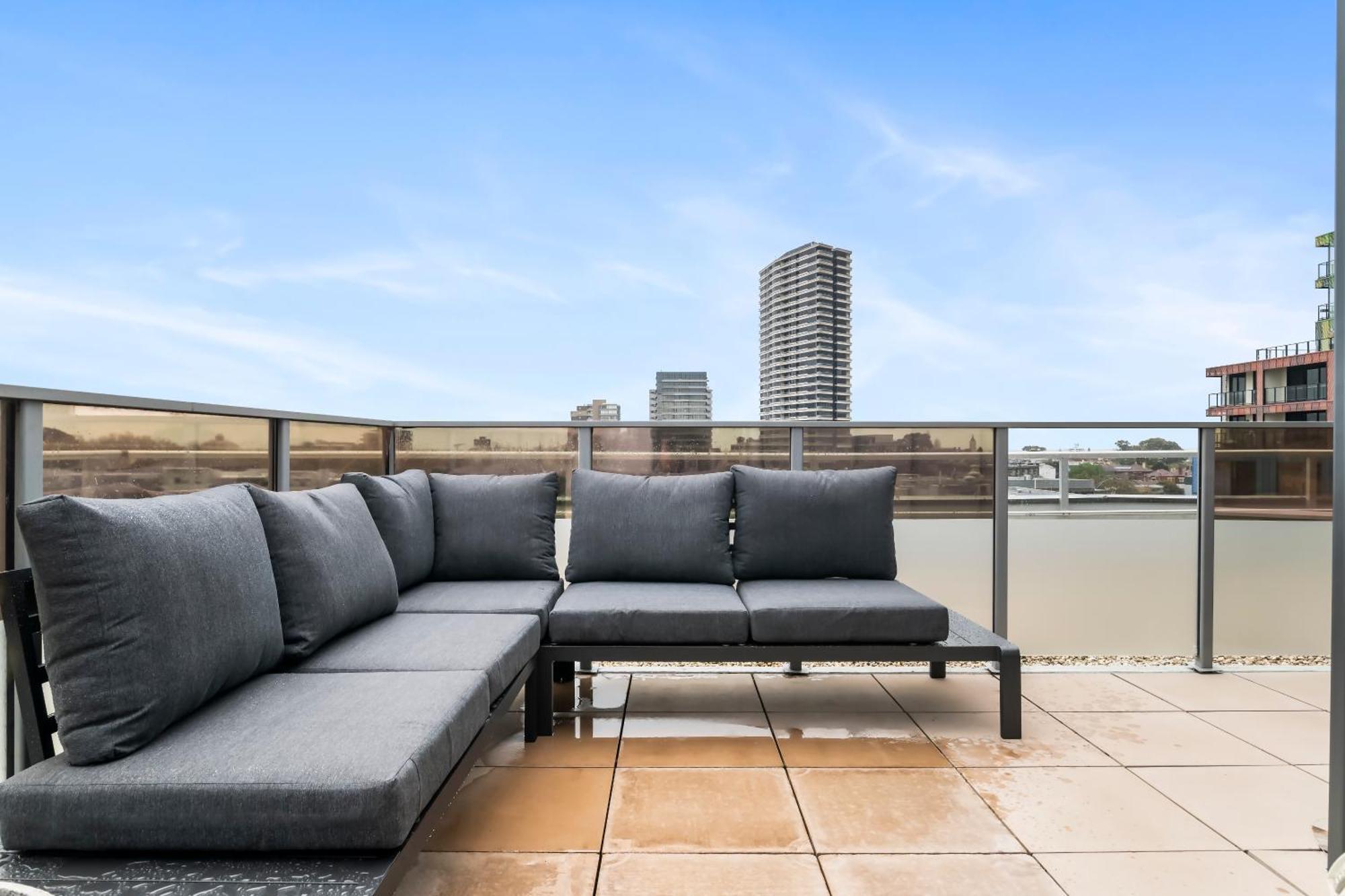 Stylish And Modern With Large Balcony, Wifi And Parking