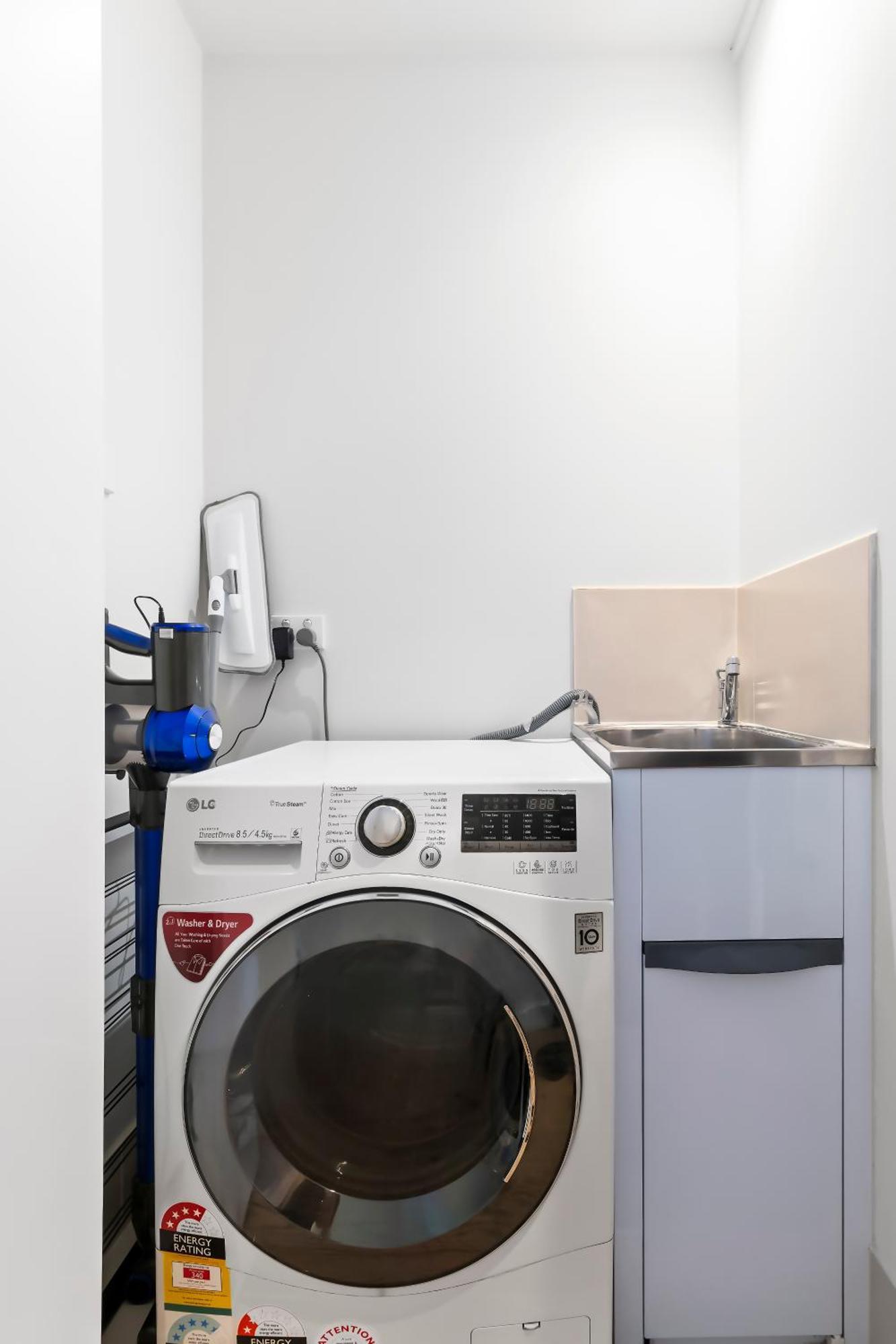 Apartment Stylish And Modern With Large Balcony, Wifi And Parking
