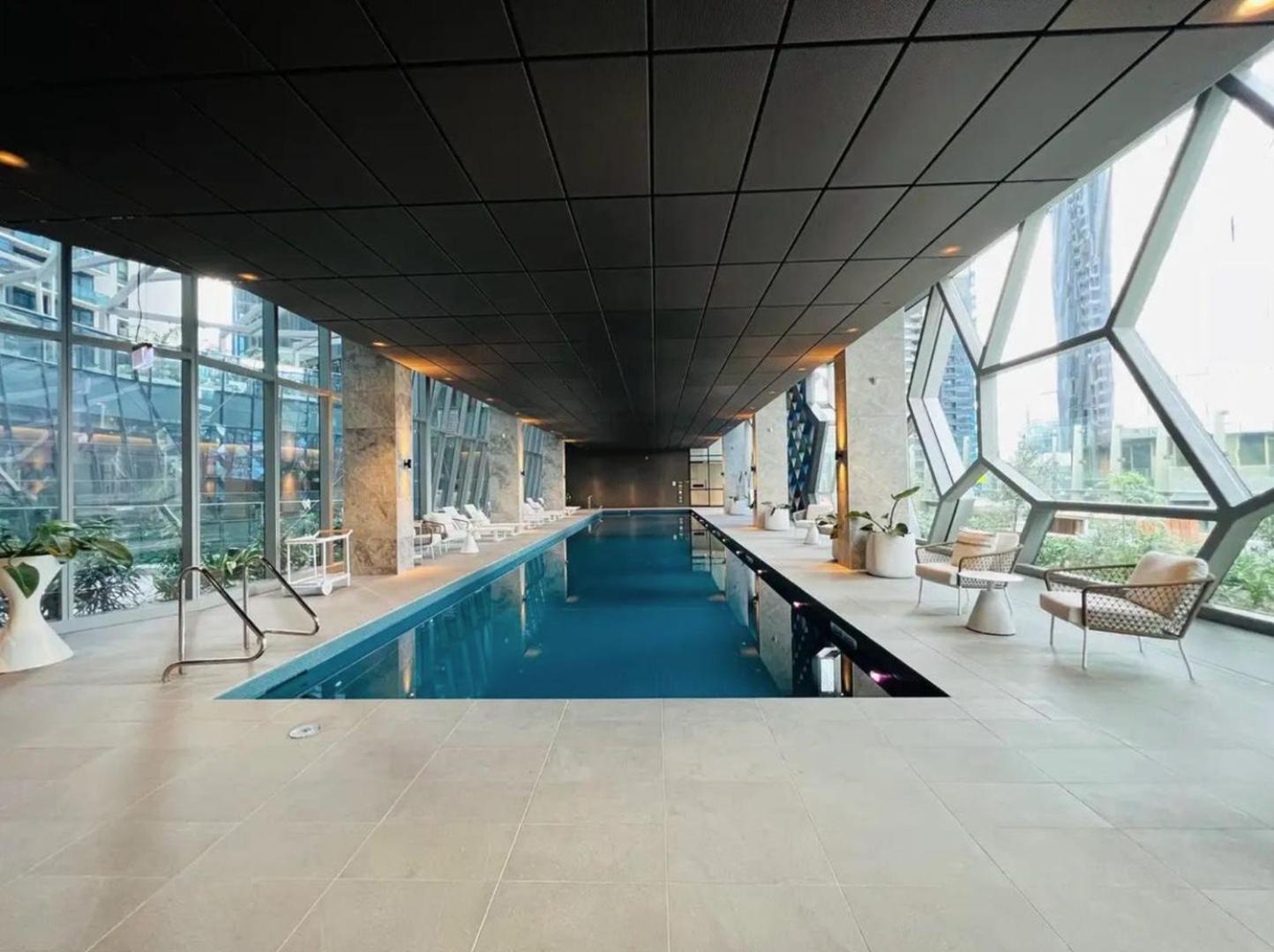 Cbd Location With Stunning And Bay Views *