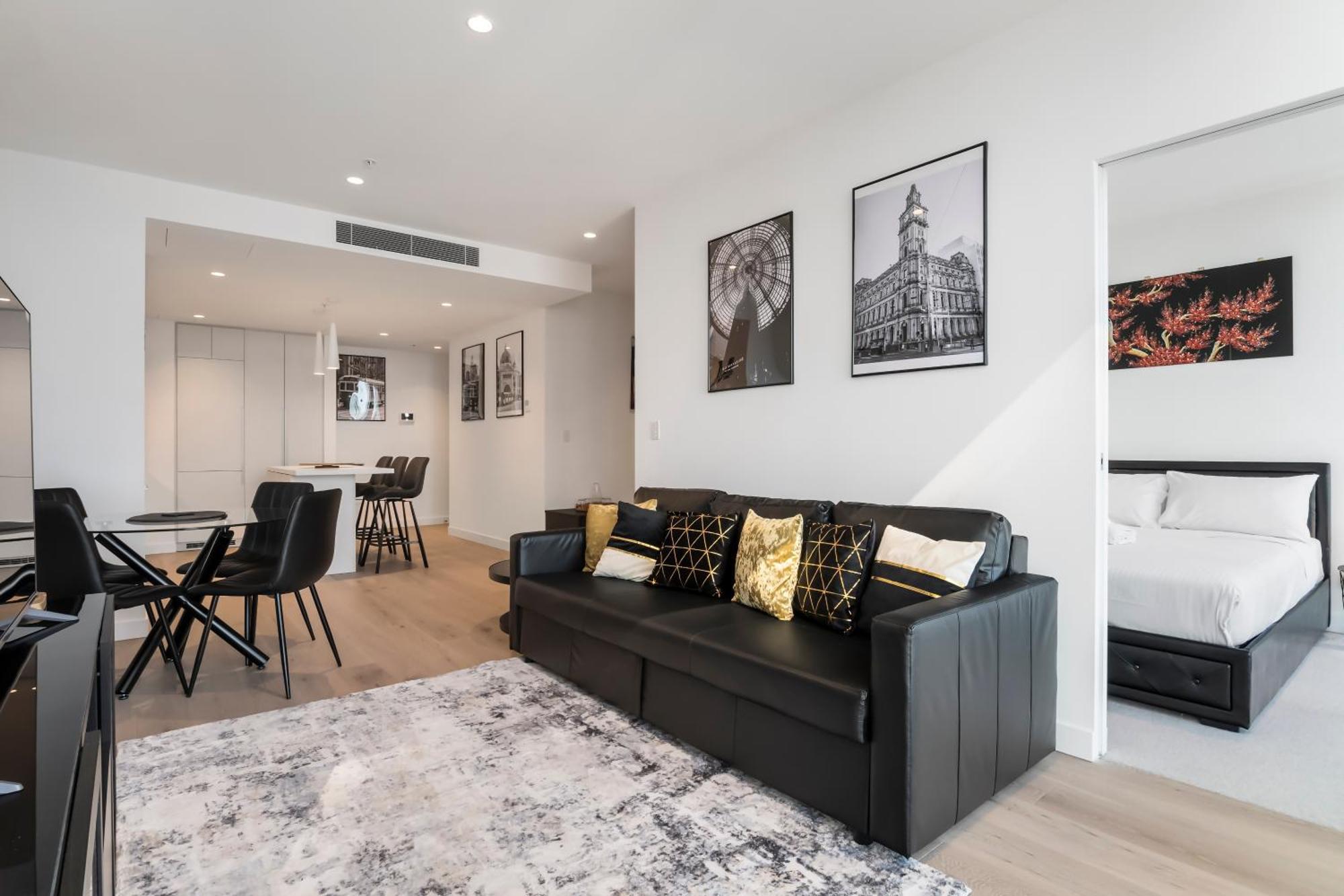Cbd Location With Stunning And Bay Views Apartment *