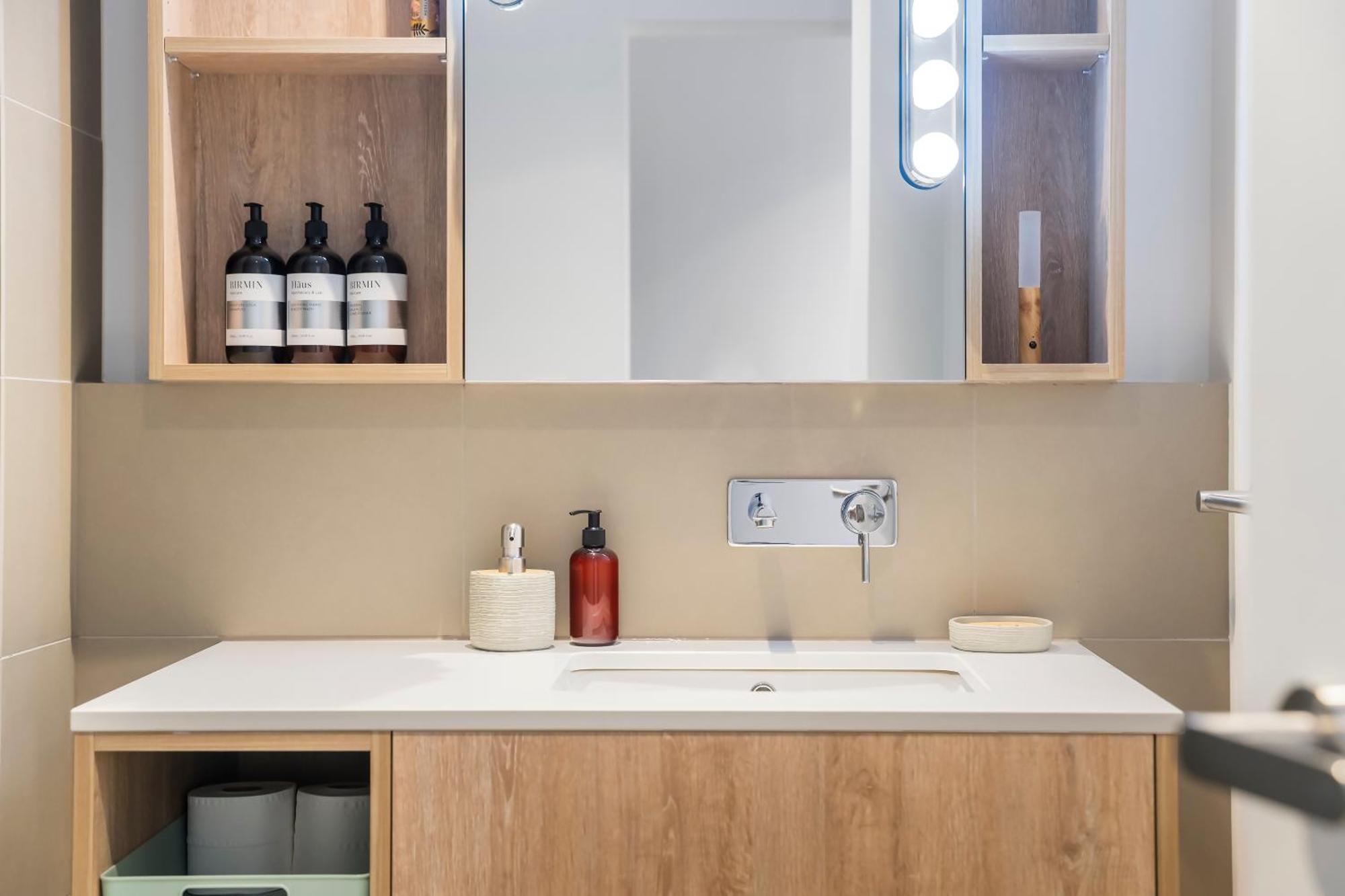 Apartment Cbd Location With Stunning And Bay Views Melbourne