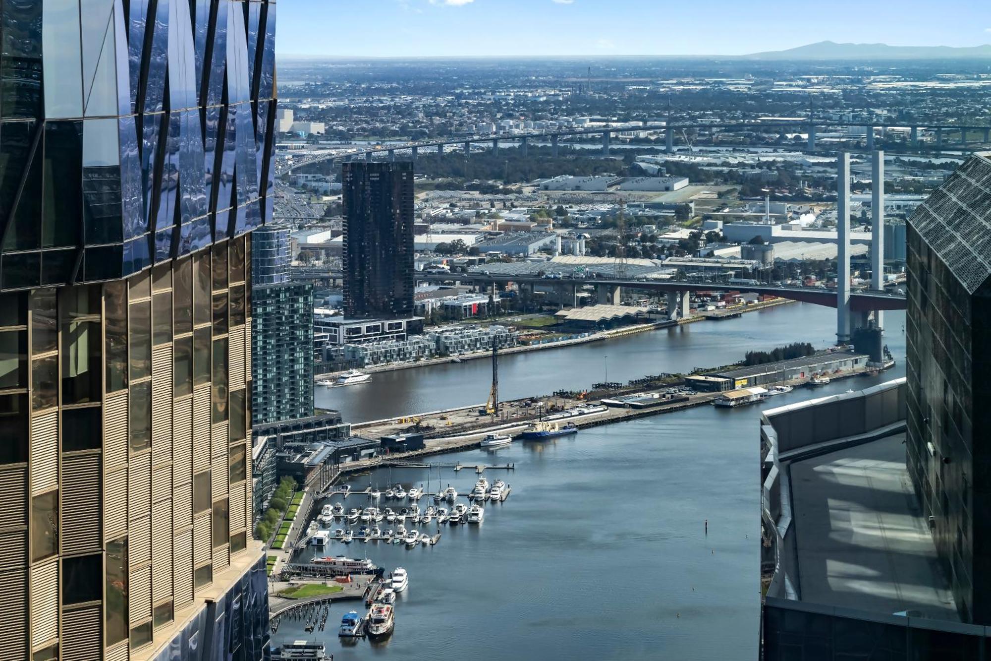 Cbd Location With Stunning And Bay Views *