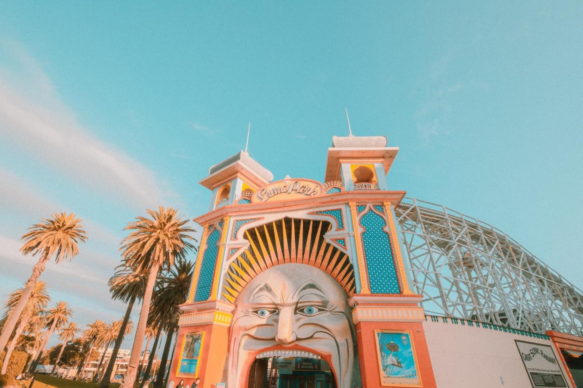 Bright In Iconic St Kilda Apartment