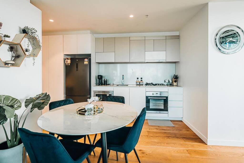Breathtaking Views In Location With Parking *