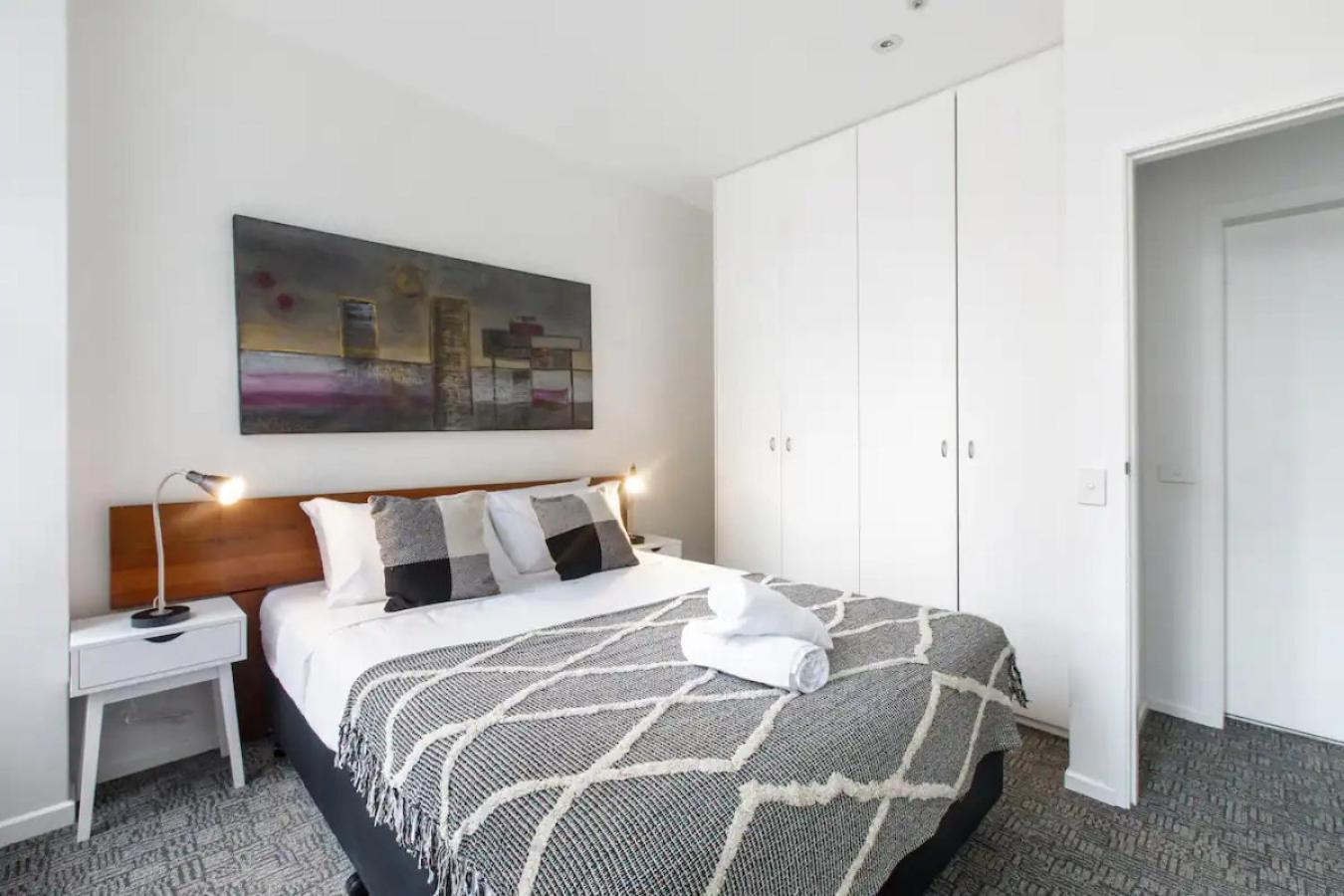 Two Bedroom Treasure On William - Sleeps 4 *