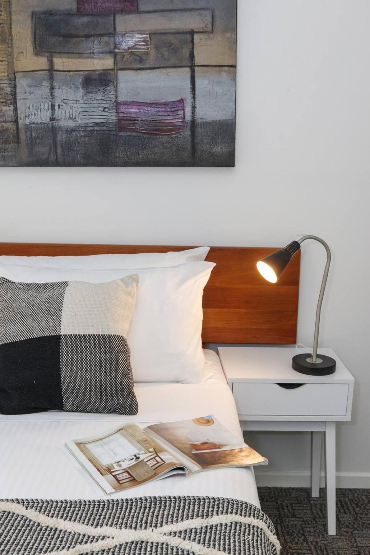 Two Bedroom Treasure On William - Sleeps 4 Apartment *