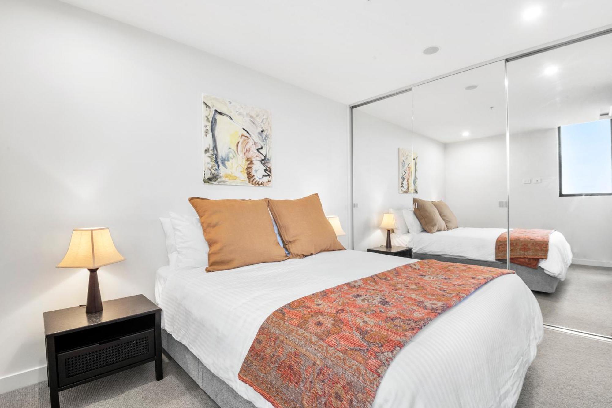 Artistic Urban Getaway Just Off Smith Street! Melbourne