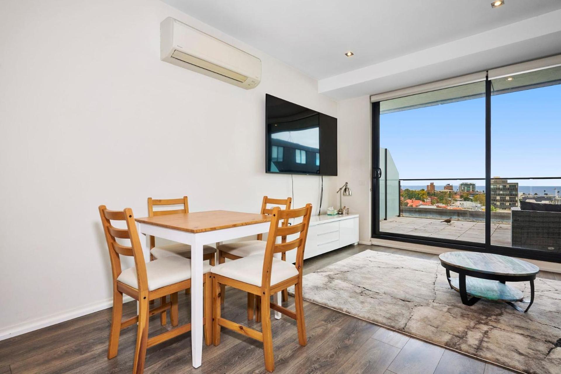 Stylish 2-bed With Sea Views And Parking