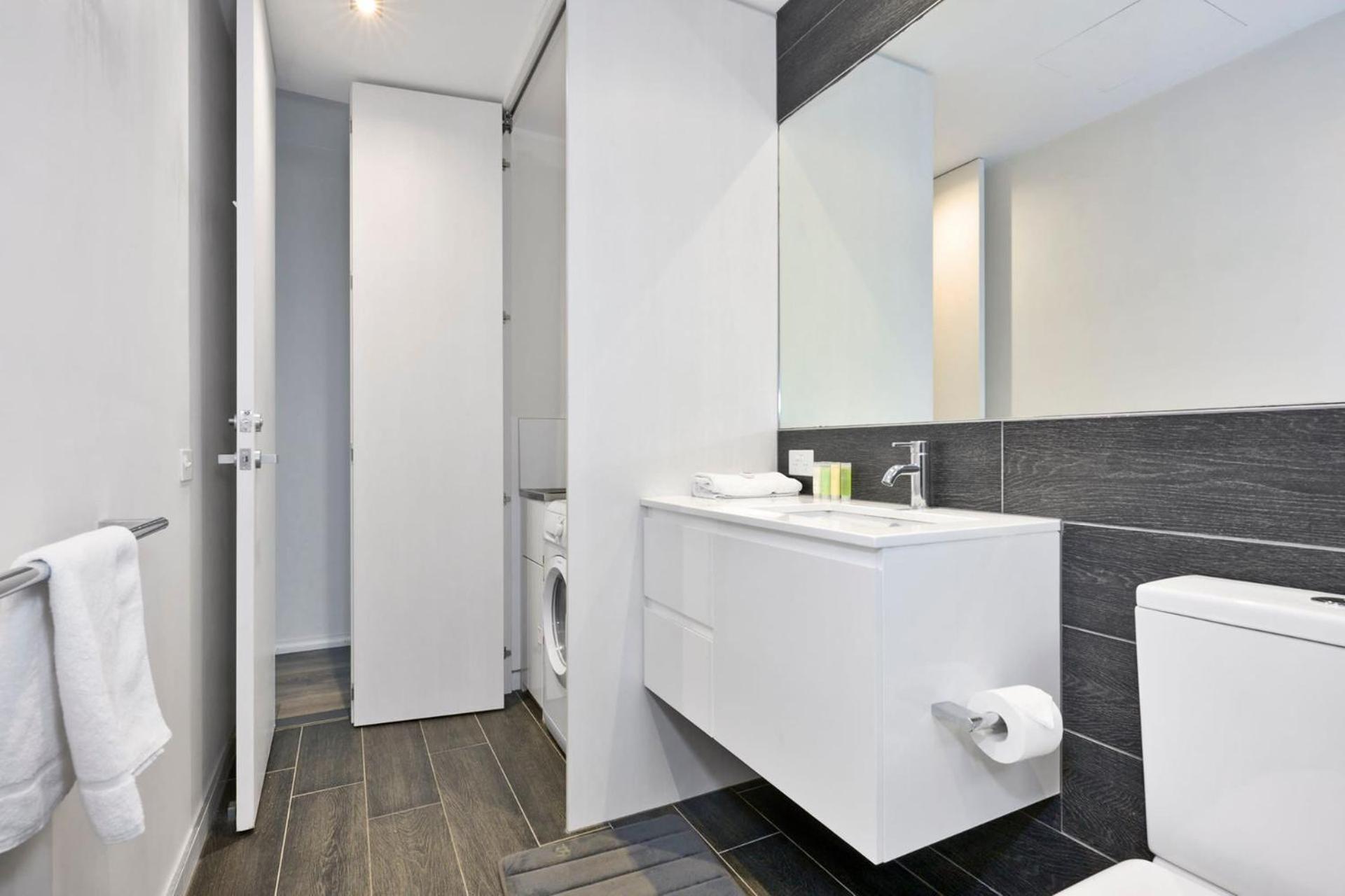 Stylish 2-bed With Sea Views And Parking Apartment