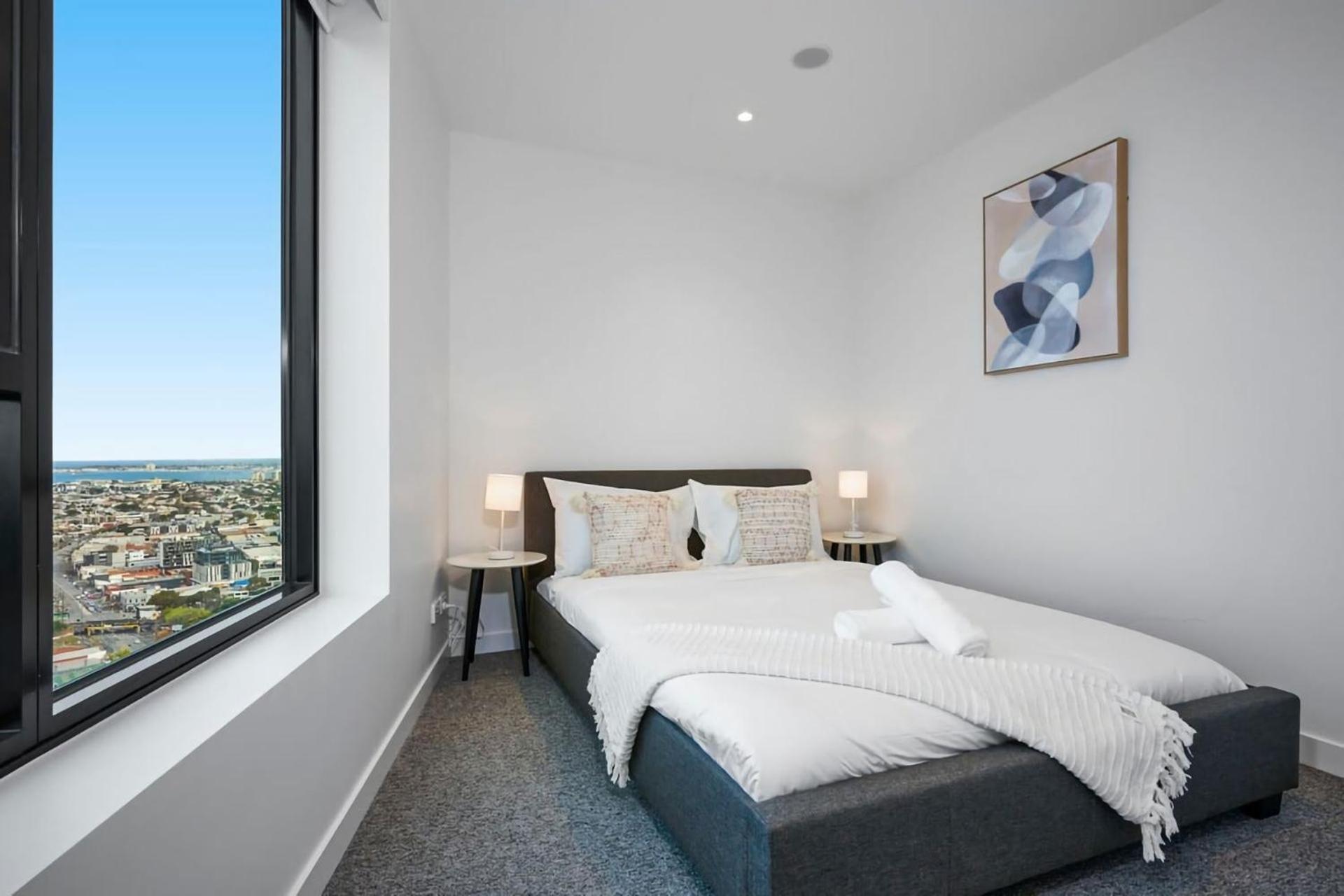 Apartment Modern 2-bedroom Gem With Sea Views *