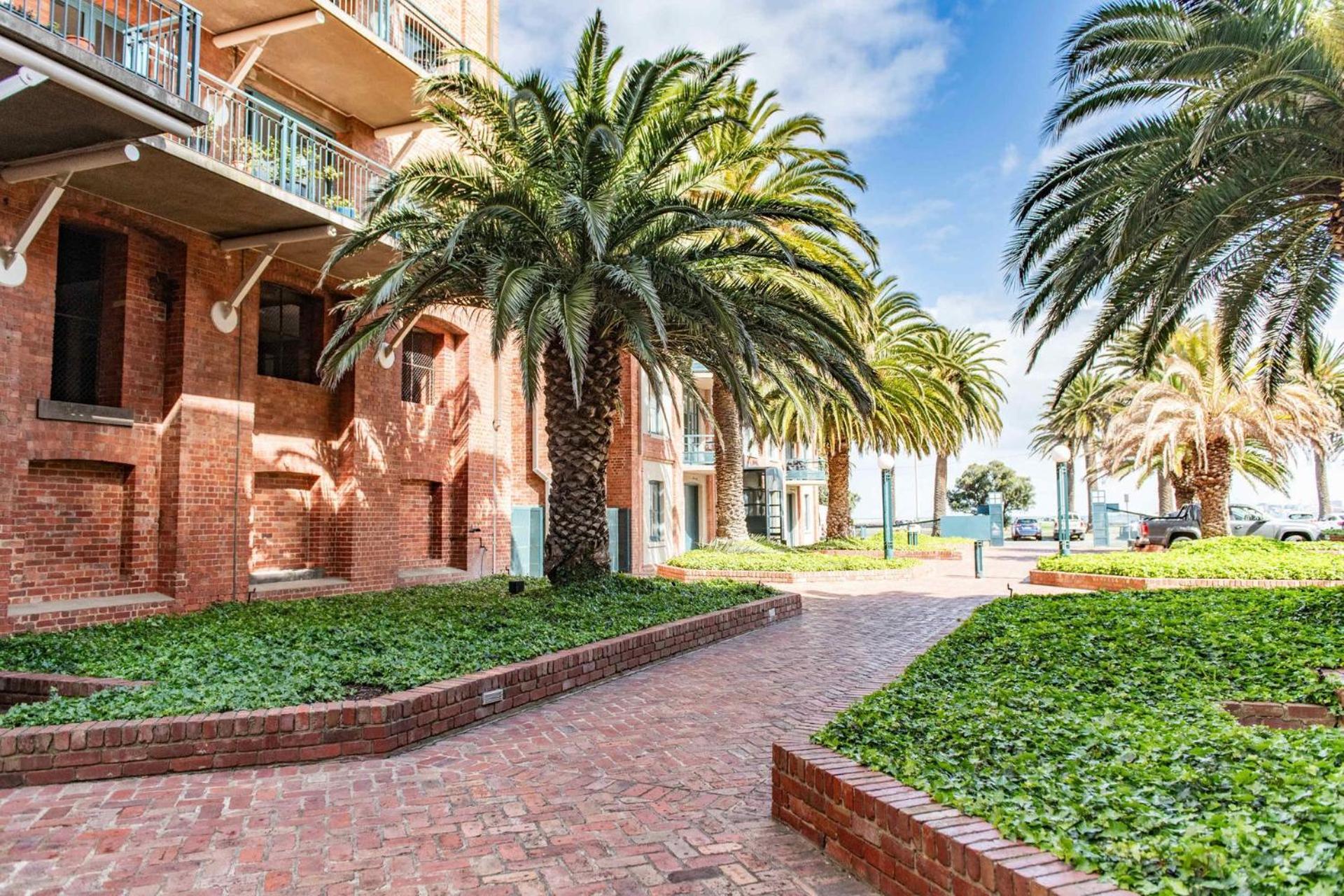 Apartment Stunning Beachfront Converted Warehouse