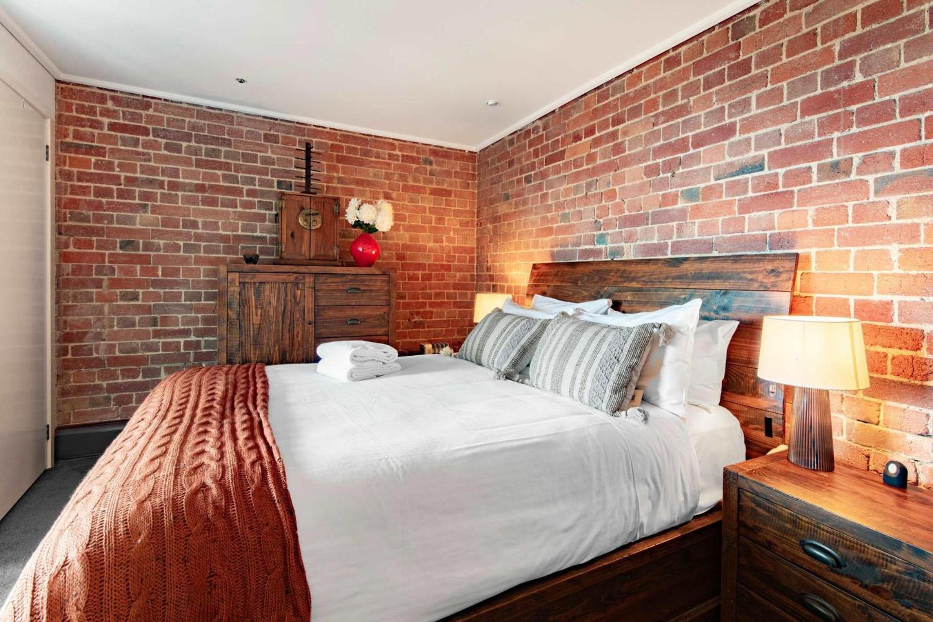 Stunning Beachfront Converted Warehouse Apartment *