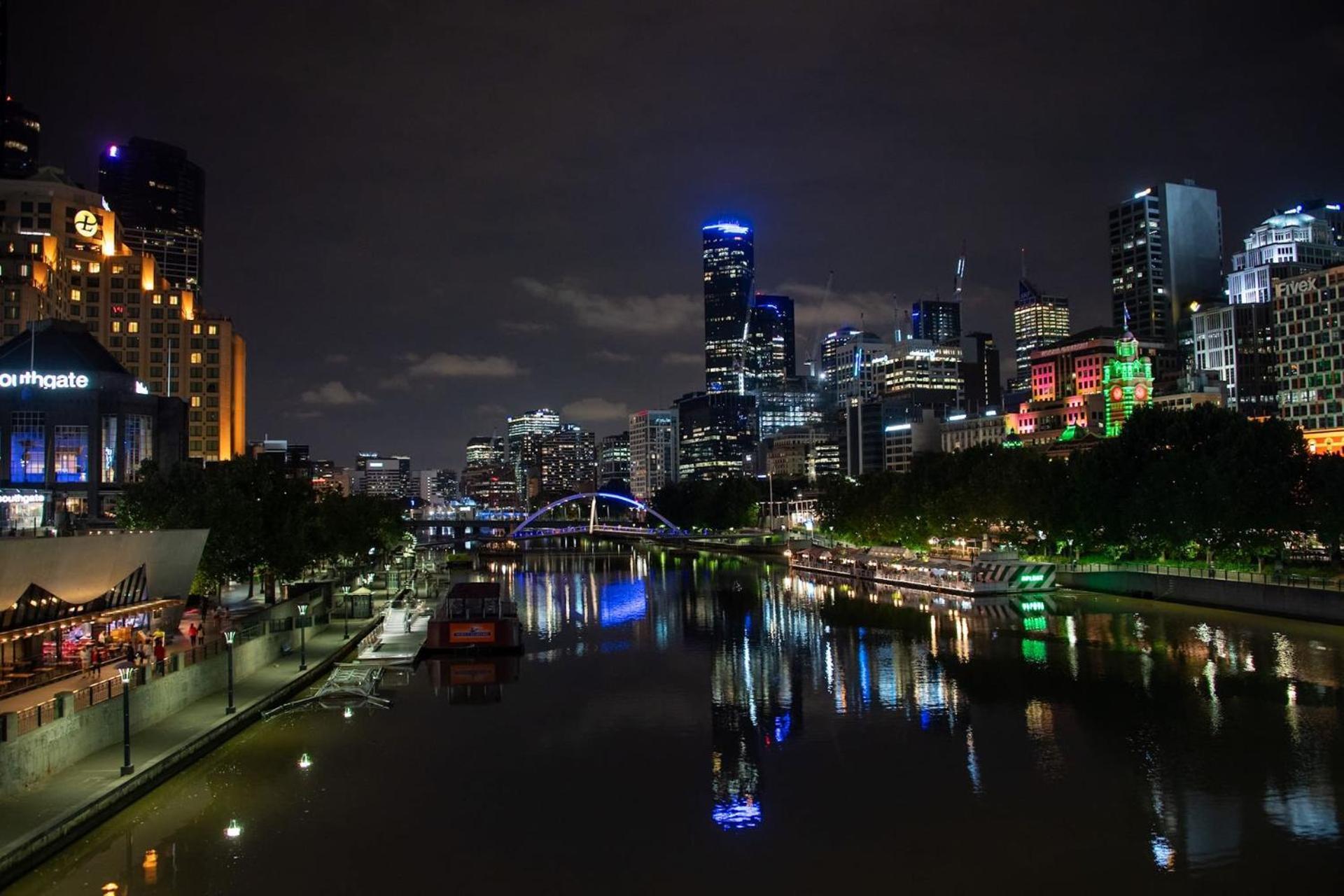Apartment Spectacular 3-bedroom Penthouse With Private Lift On St Kilda Rd *