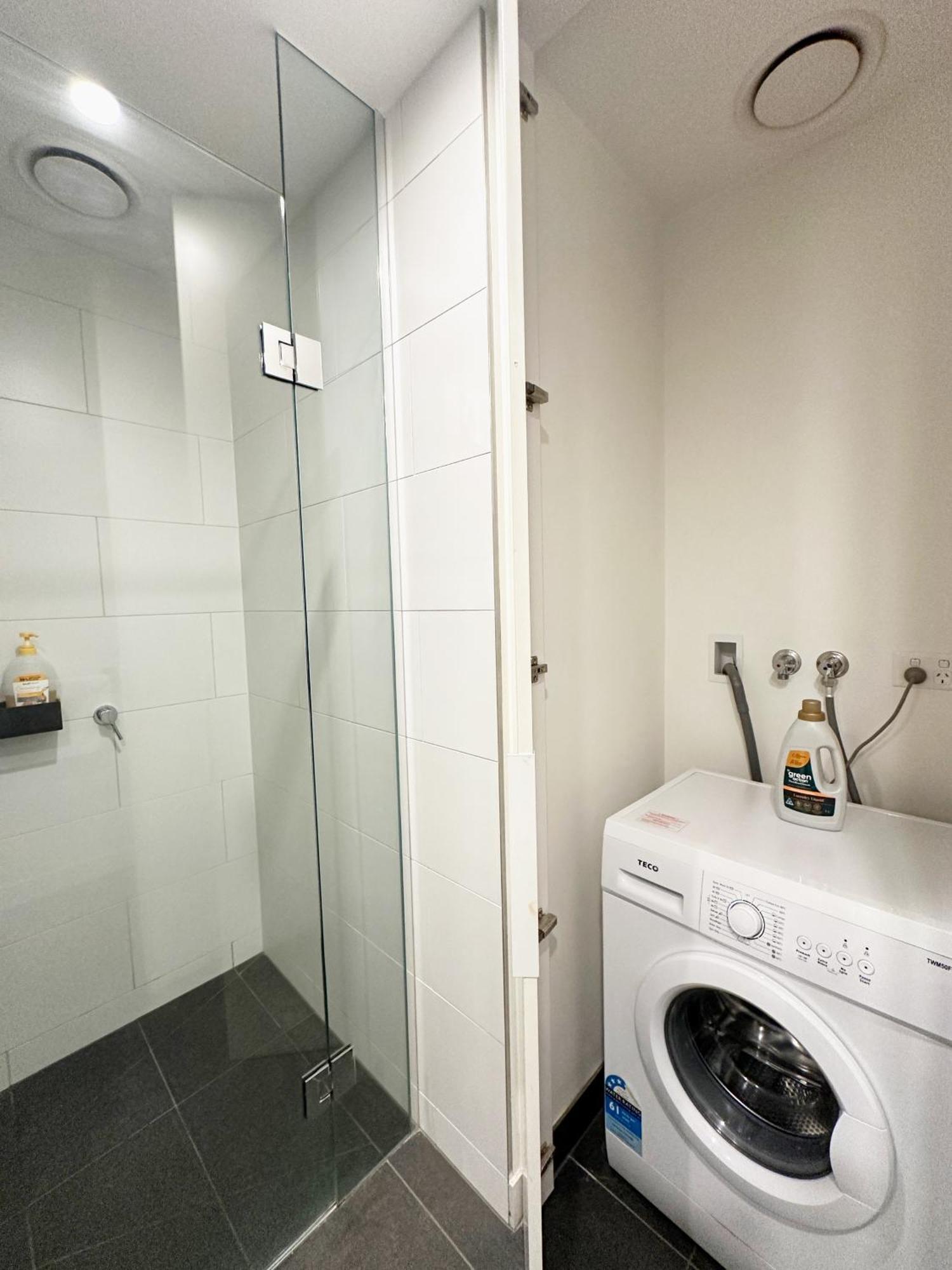 Mt2506 - 1 Bedroom Huts Nestled In The Docklands With Gym & Pool Apartment *