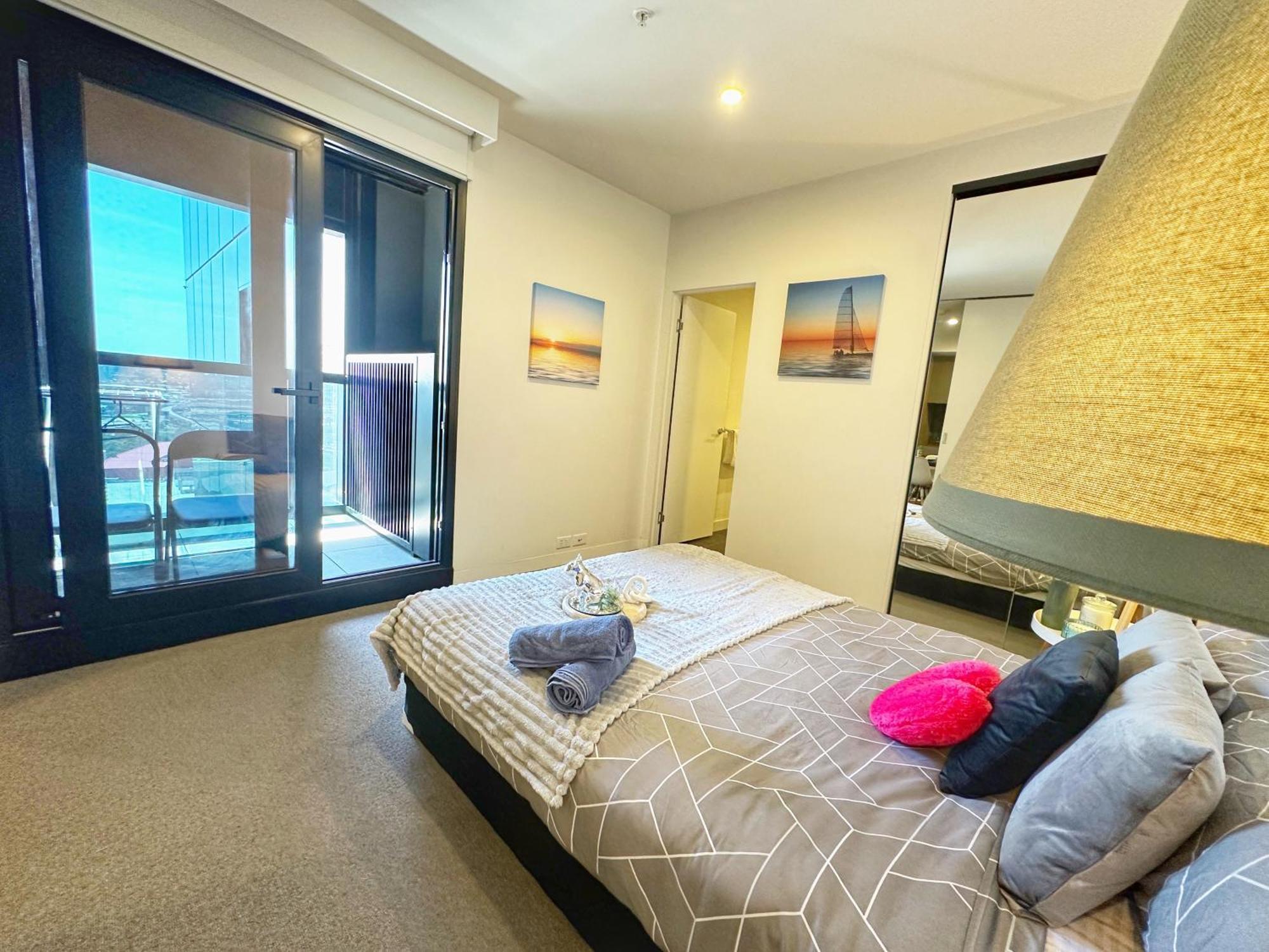 Mt2506 - 1 Bedroom Huts Nestled In The Docklands With Gym & Pool Apartment