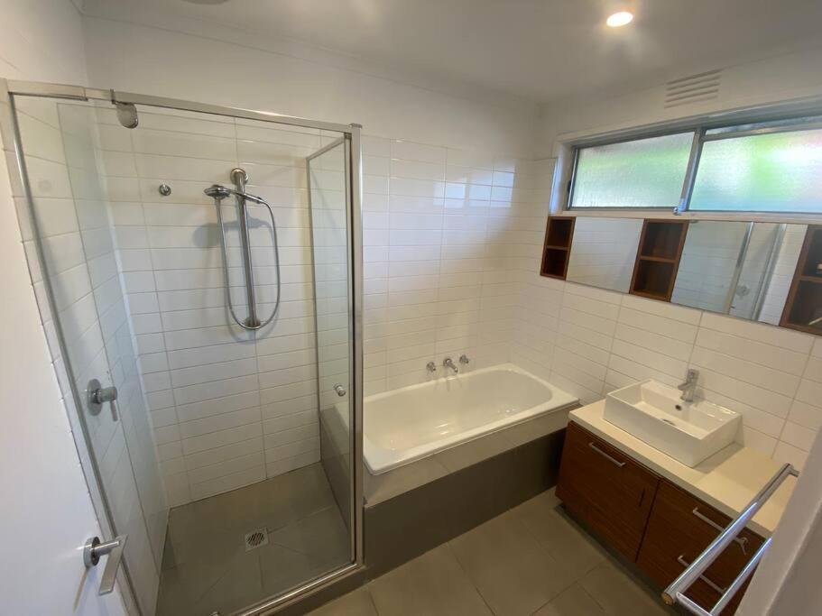 Newly Refurbished House- Superfast Internet Holiday home *
