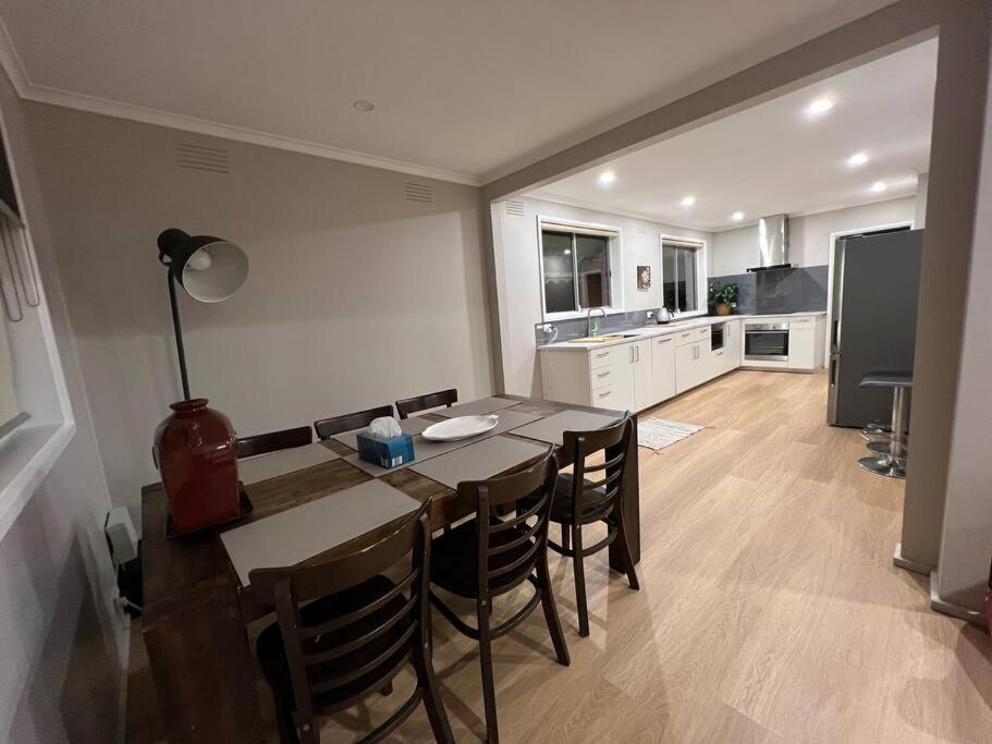 Holiday home Newly Refurbished House- Superfast Internet Melbourne