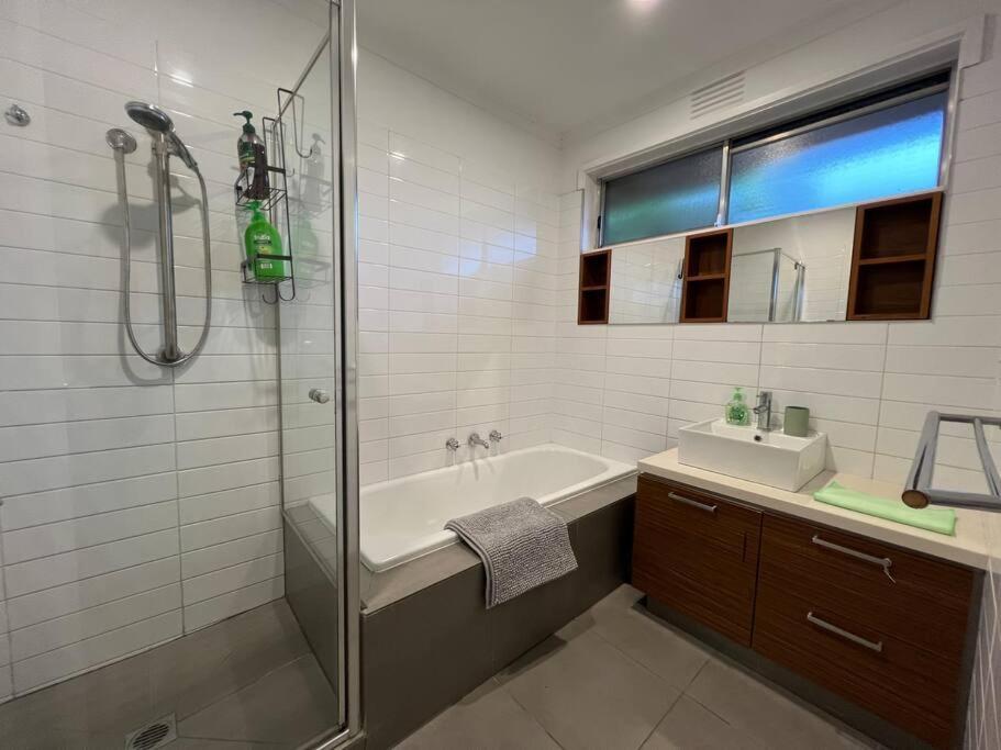 Newly Refurbished House- Superfast Internet Holiday home Melbourne