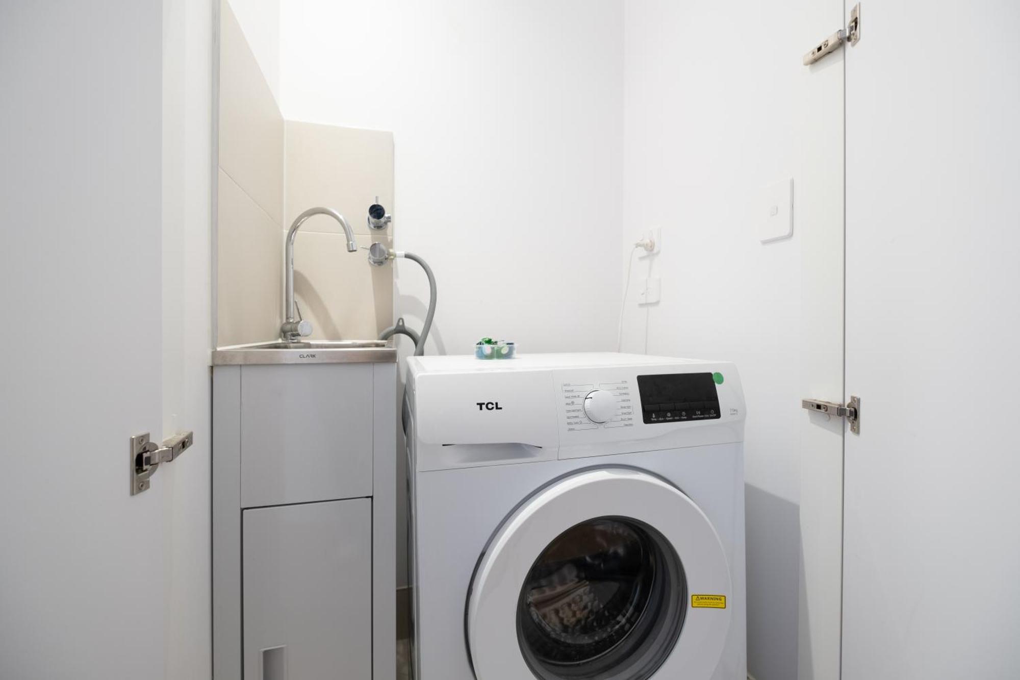 Spacious And Bright 2br2ba Mq Wifipoolgym Melbourne