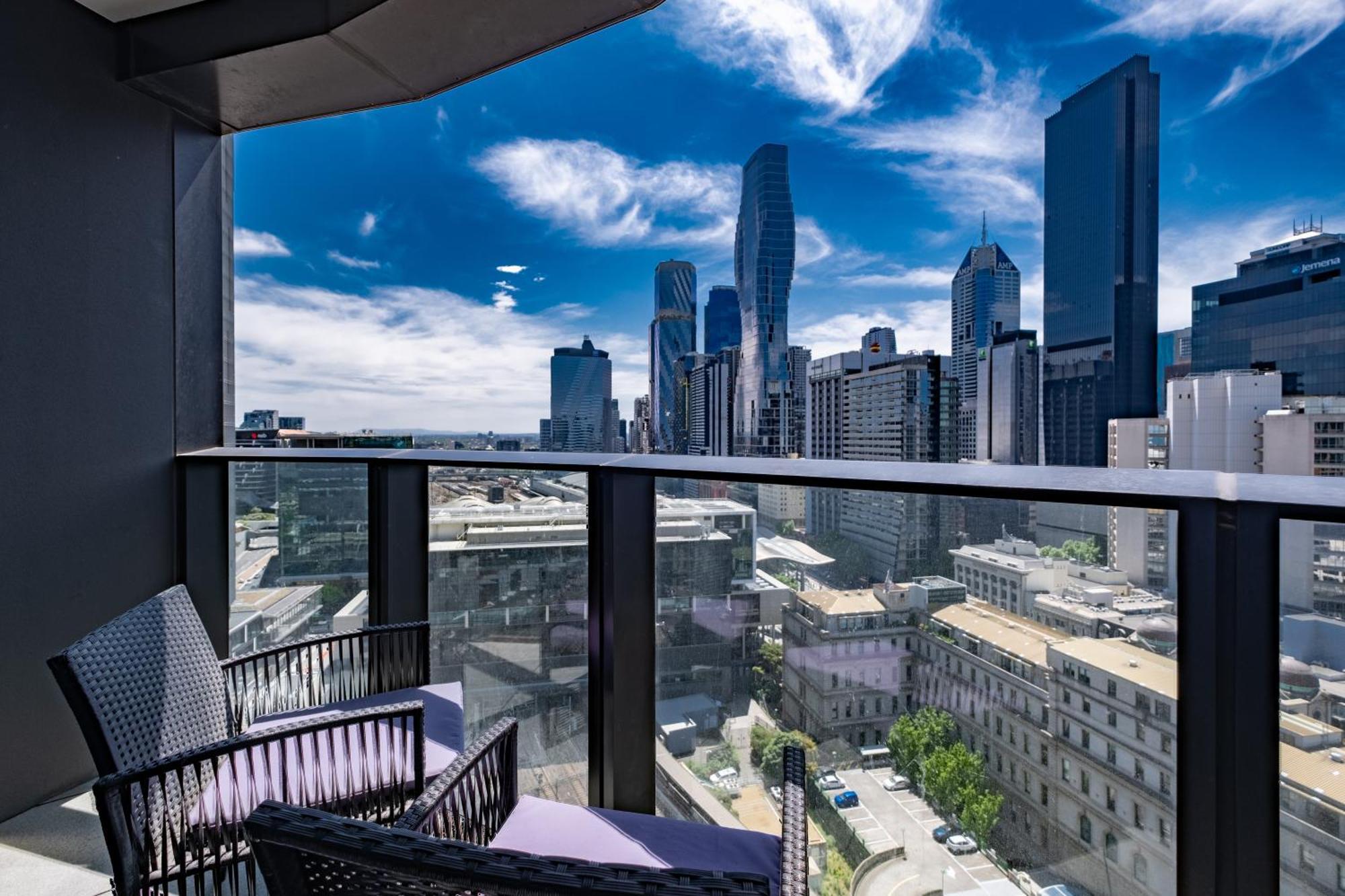 Spacious And Bright 2br2ba Mq Wifipoolgym Apartment Melbourne