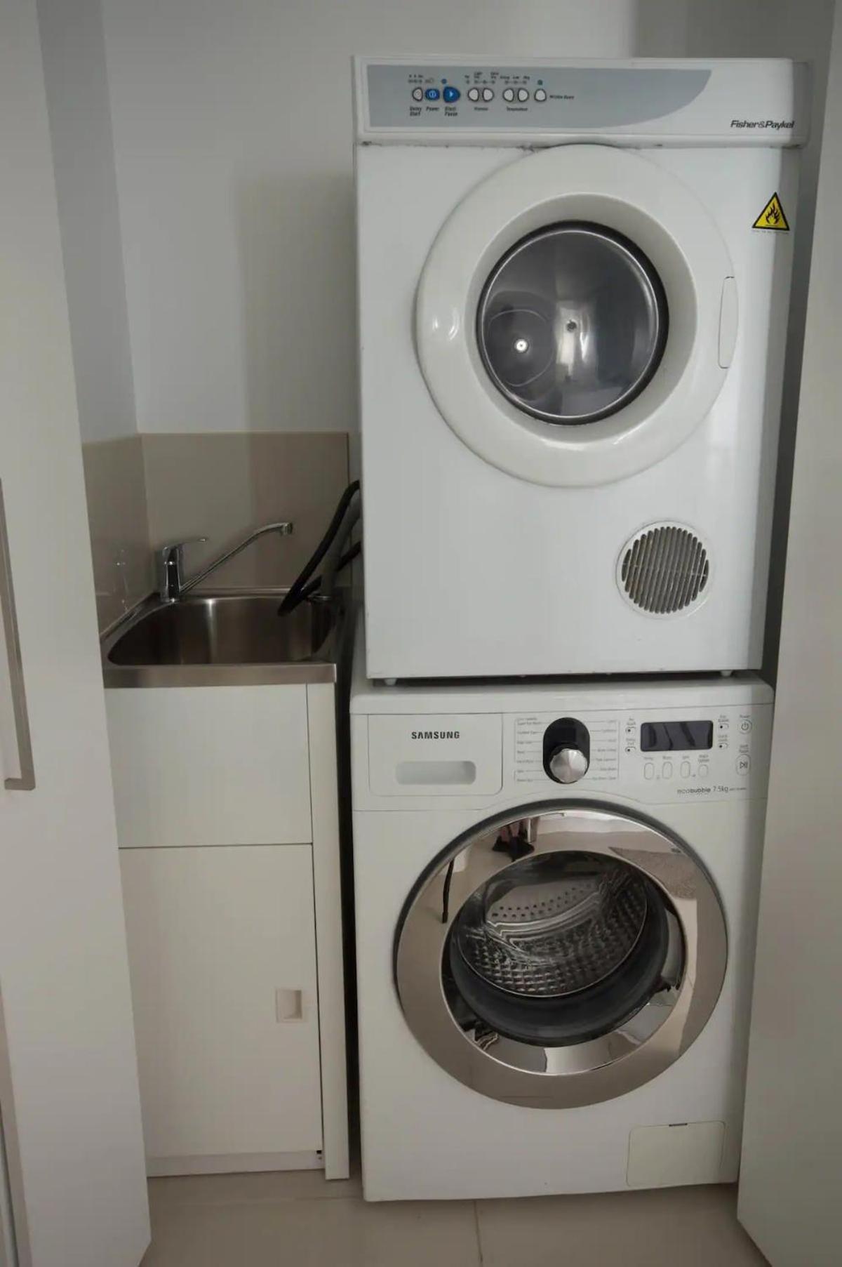 Prima Tower 5 Bedrooms Apartment Melbourne