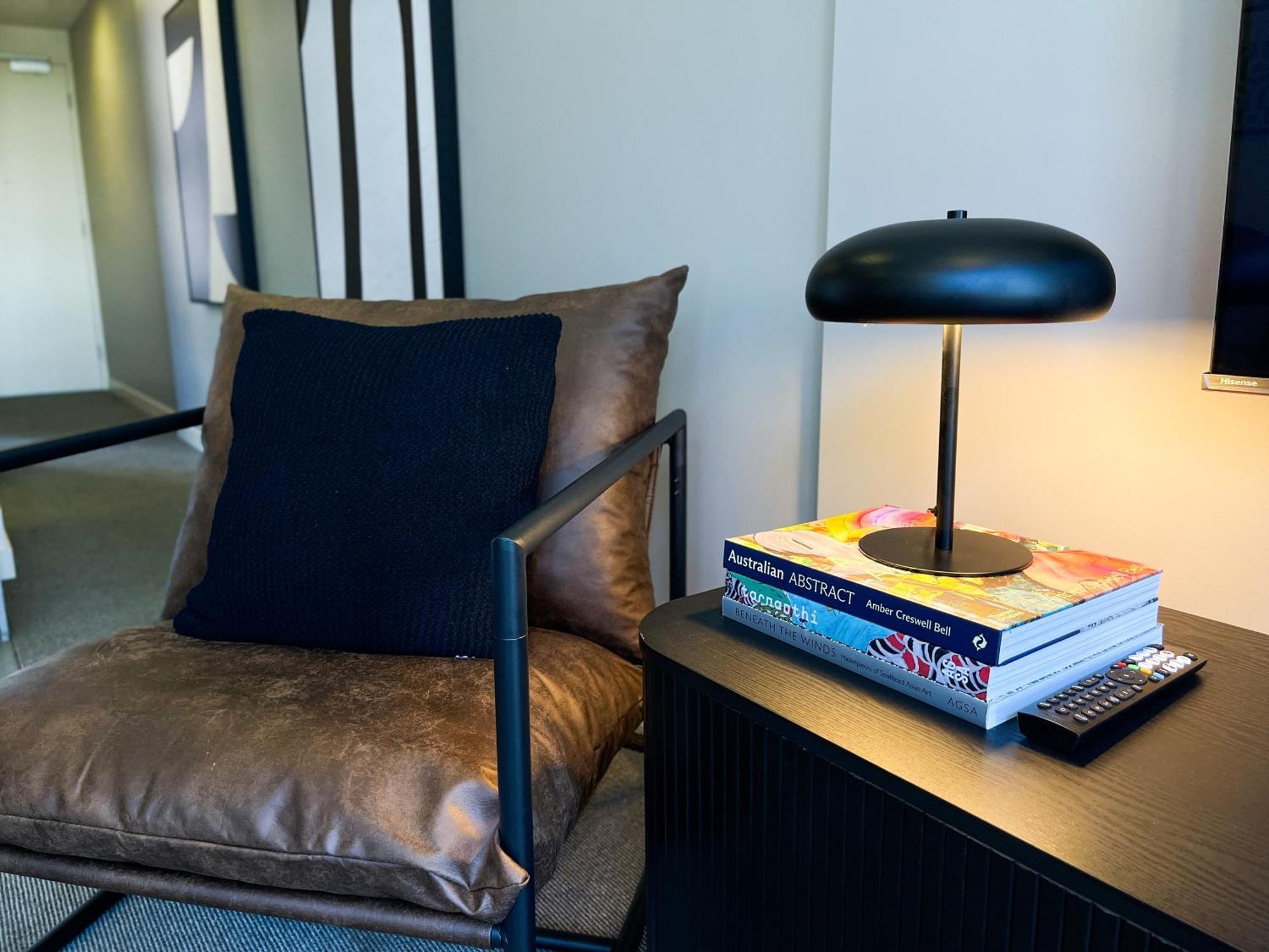 Apartment Modern And Chic 1bd In The Cbd Melbourne