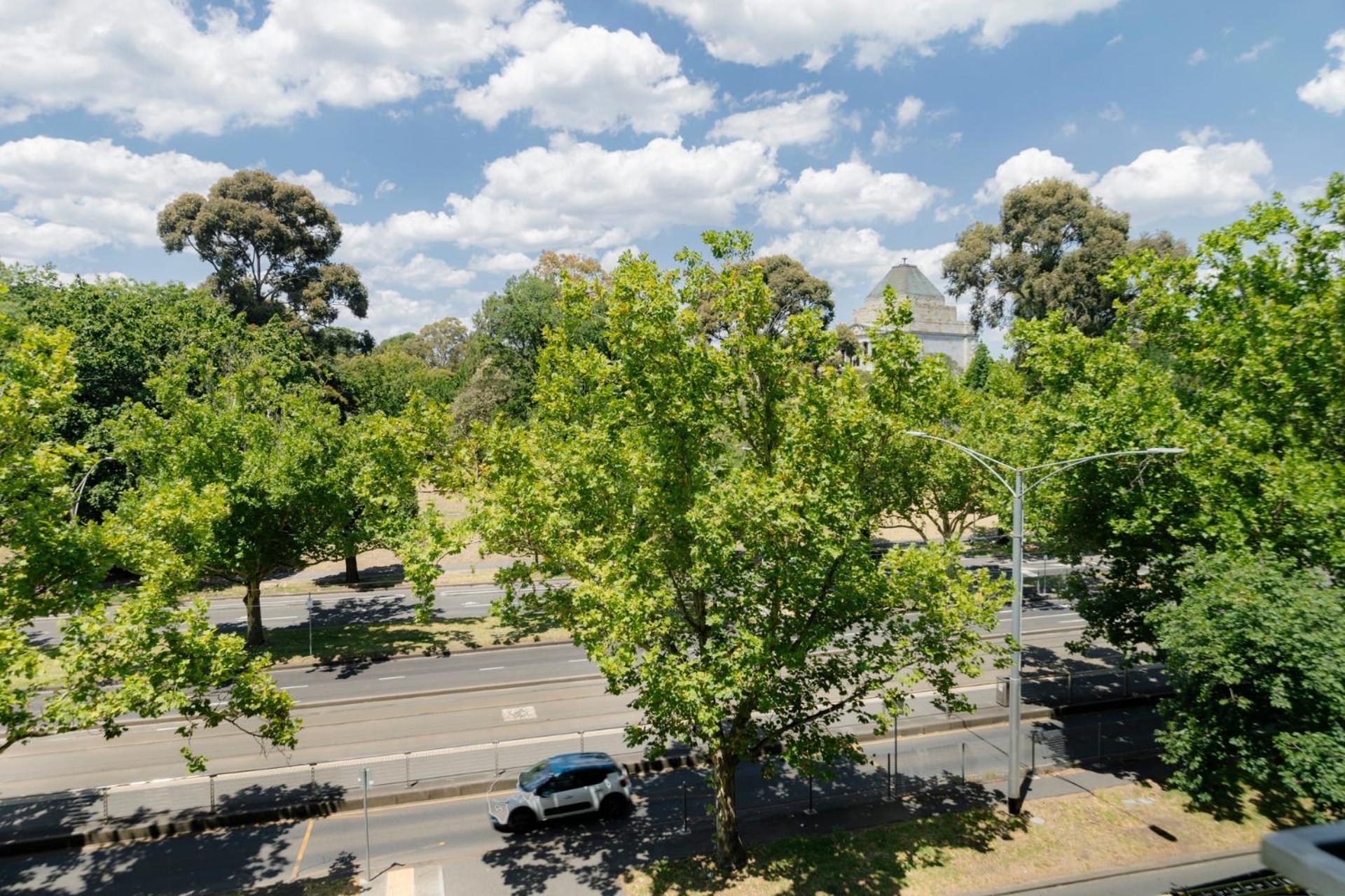 Luxury 1 Bd With Views Of The Shrine Apartment