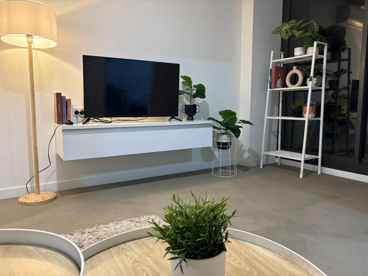 Ls604-stylish 1b1b With Gym & Pool Access Apartment Melbourne