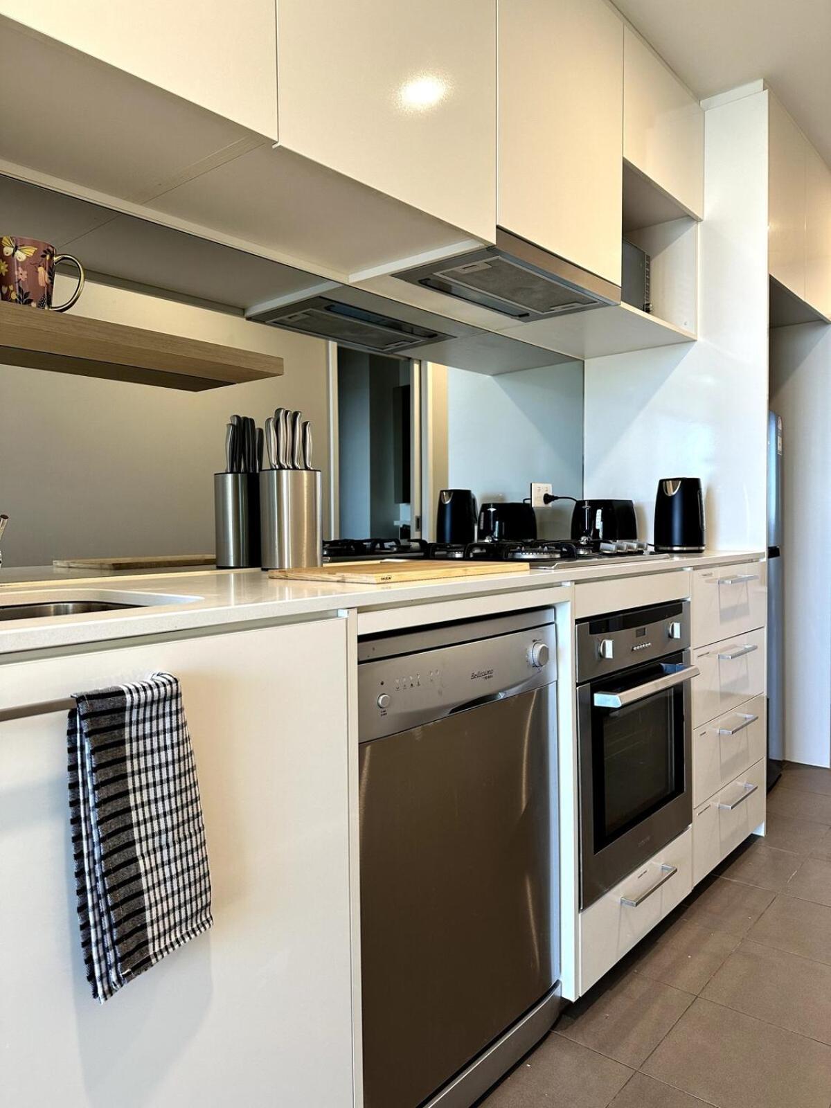 Melbourne's Park 1br Apartment *