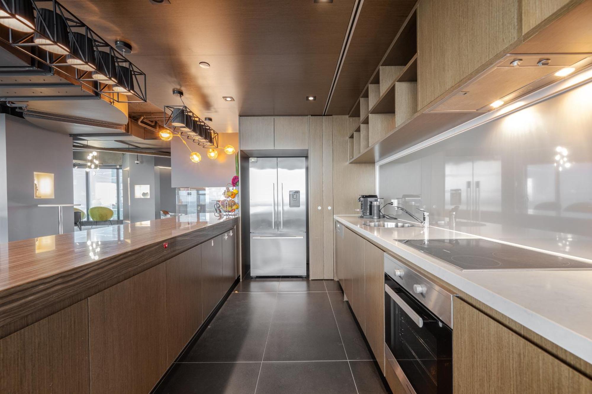 Luxurious Entire Floor Penthouse At Eureka Tower Apartment *
