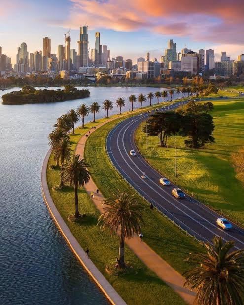 Boulevard Retreat 2b2b In With Pool Melbourne