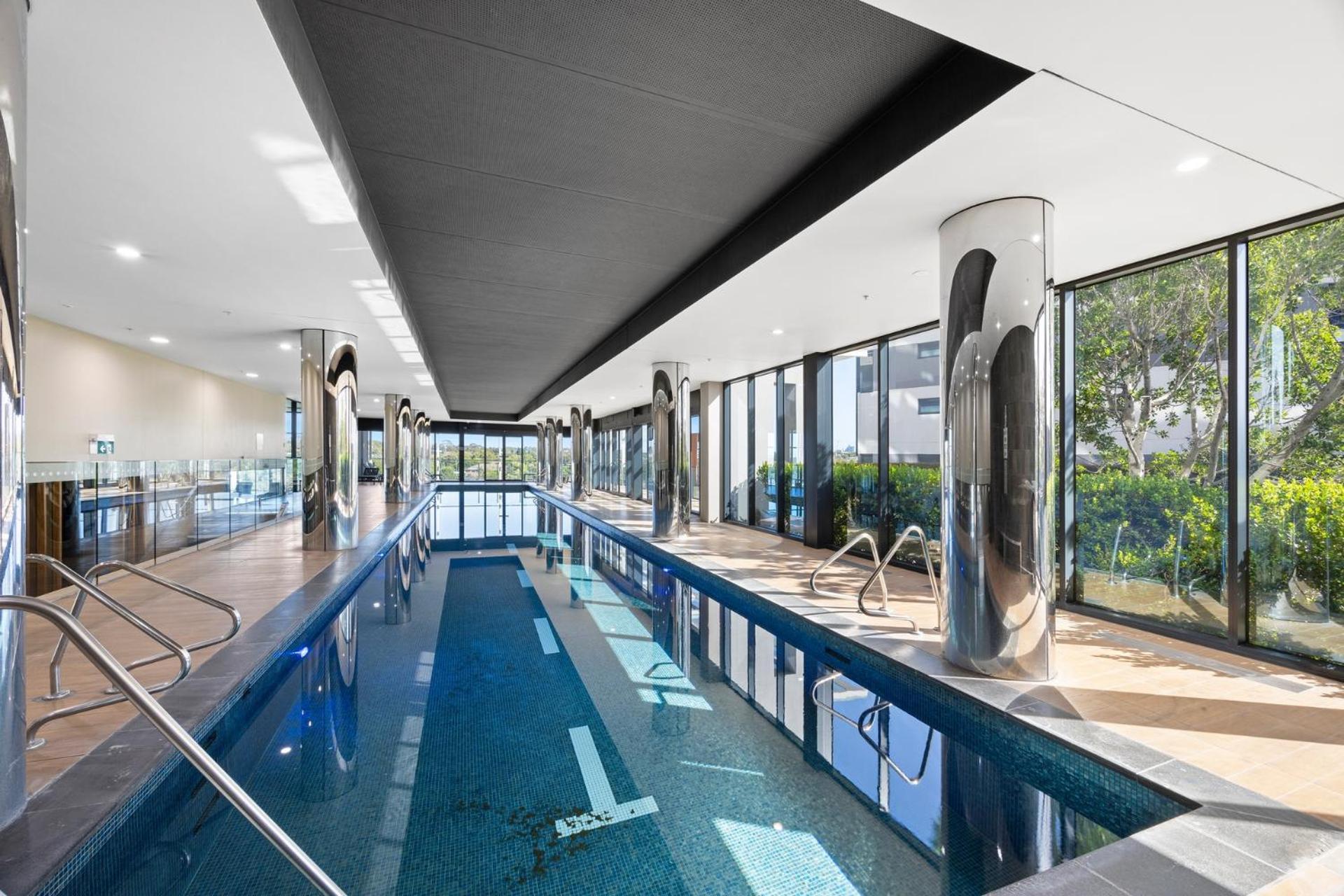Apartment Spacious 2-bedroom Suite, Luxury Living, With Indoor Pool, Sauna, Gym *