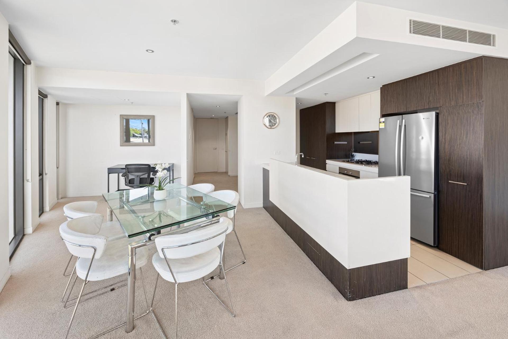 Spacious 2-bedroom Suite, Luxury Living, With Indoor Pool, Sauna, Gym * Melbourne