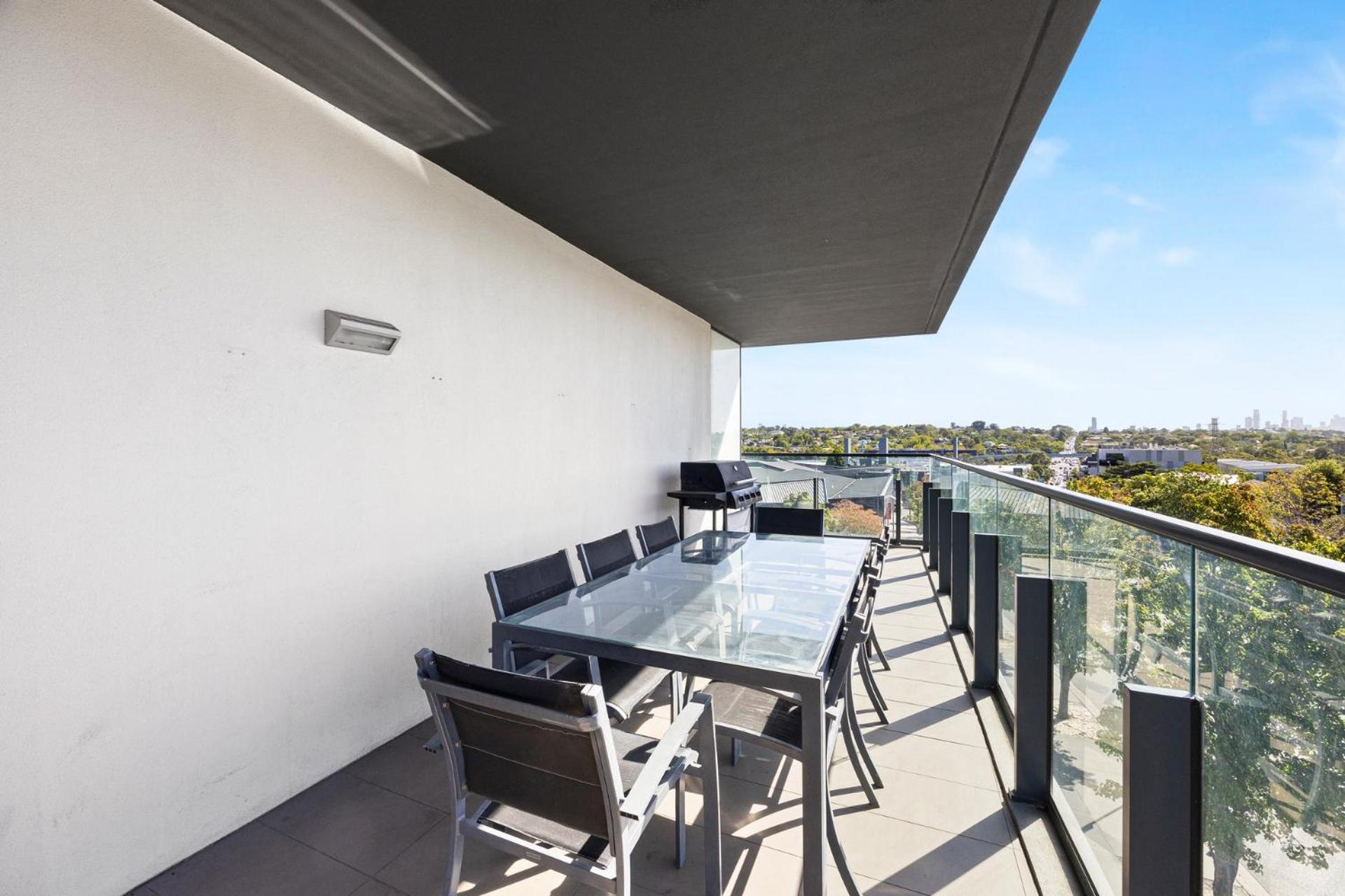 Apartment Spacious 2-bedroom Suite, Luxury Living, With Indoor Pool, Sauna, Gym *