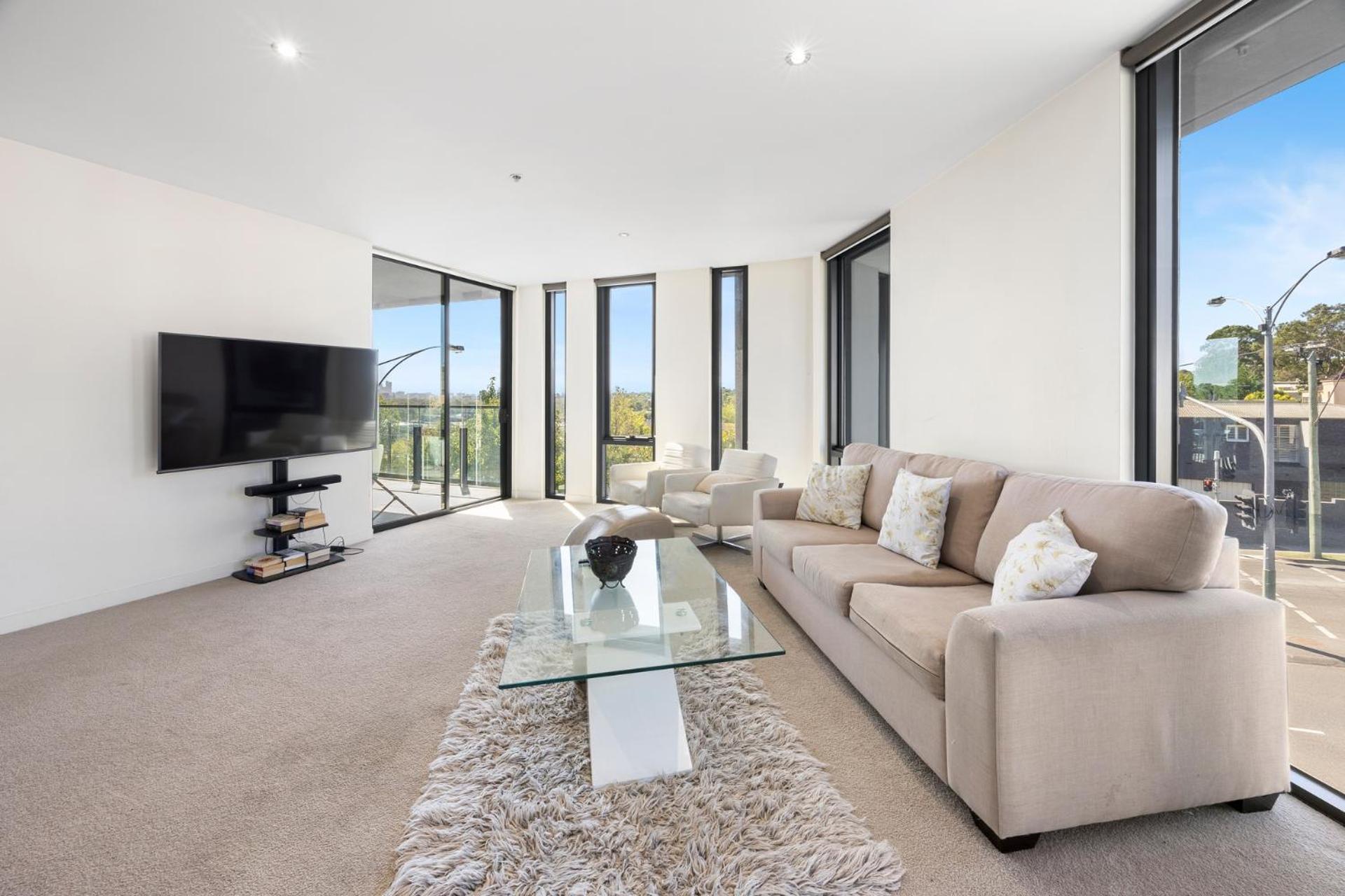 Spacious 2-bedroom Suite, Luxury Living, With Indoor Pool, Sauna, Gym *