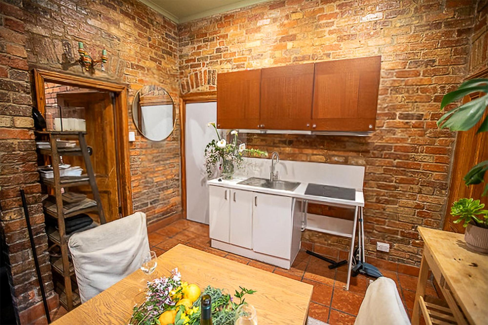 Fitzroy- Private 2-4 Guest #guesthouse #ausgp #directtram #f1 Holiday home *