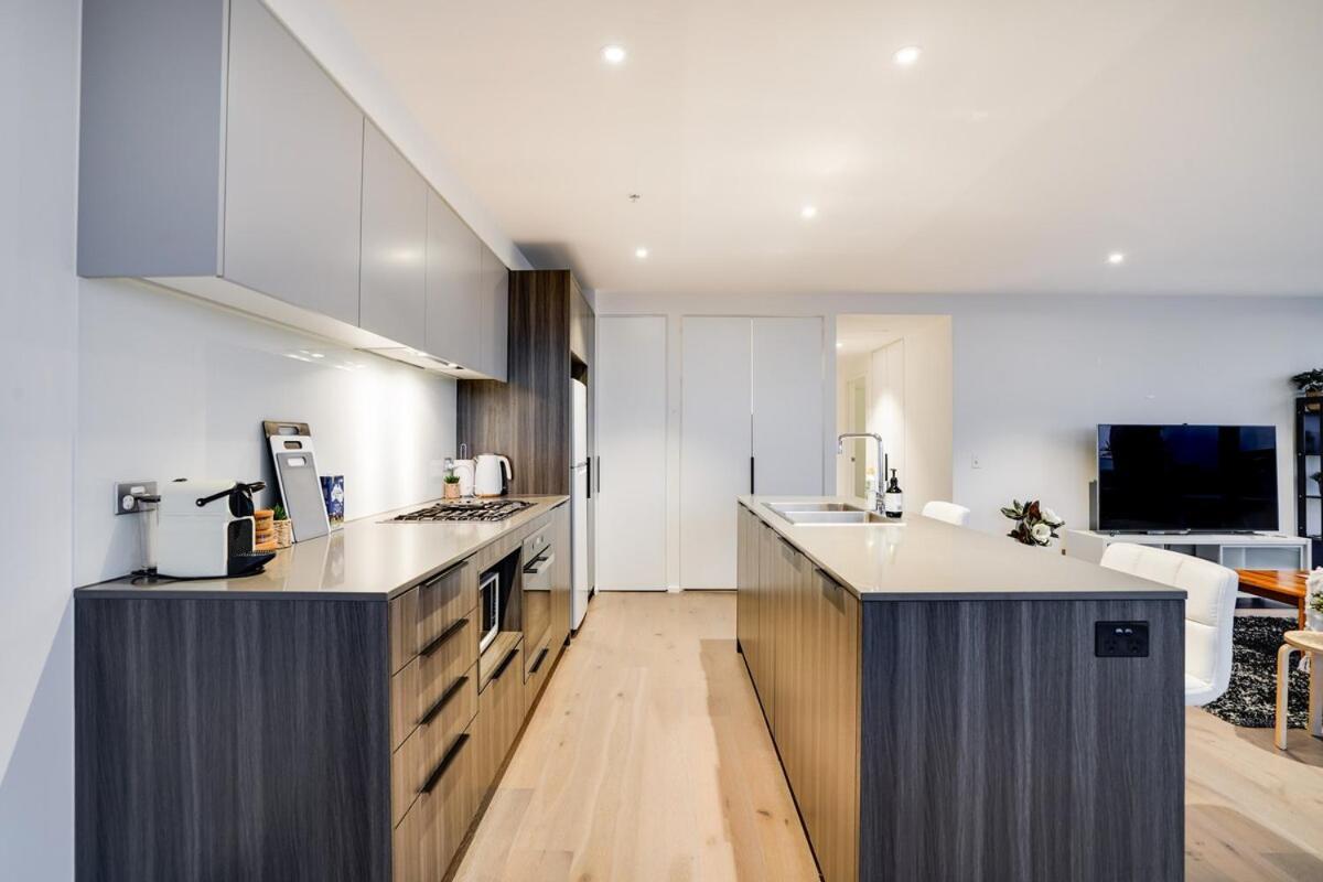 Penthouse At 3b2b2c-harbour-ocean View Melbourne