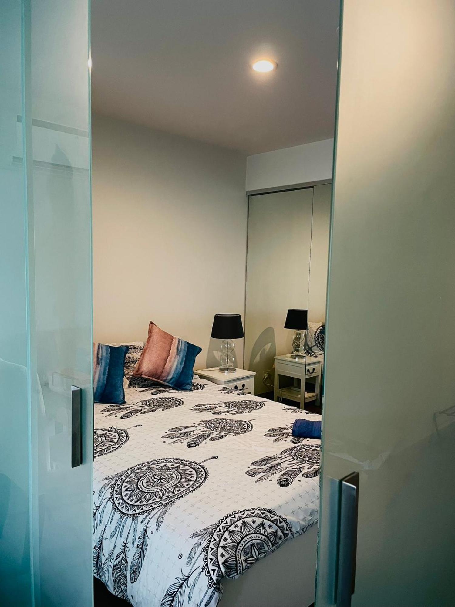 Premium With Balcony And Free Tram Access Apartment Melbourne