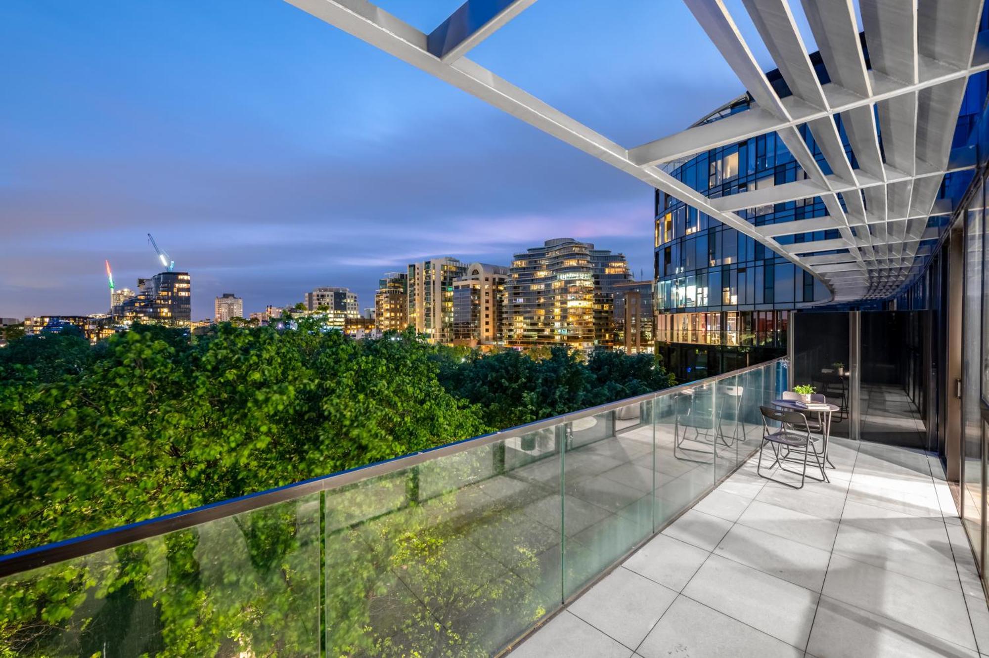 Parkside Perfection Next To Cbd With Free Parking Apartment