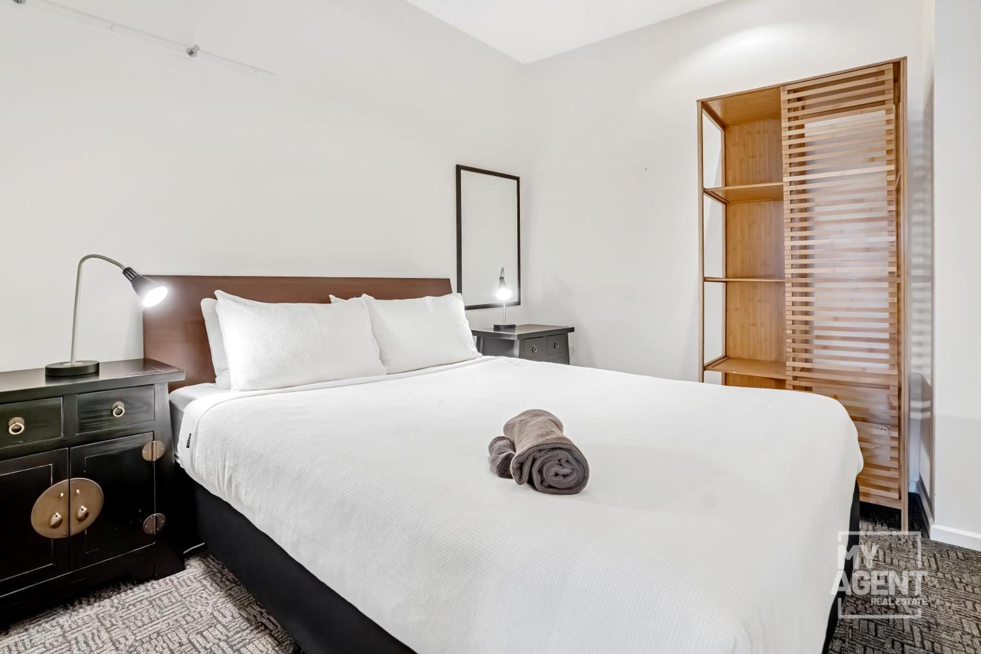Apartment Two Bedroom Treasure On William - Sleeps 4 *
