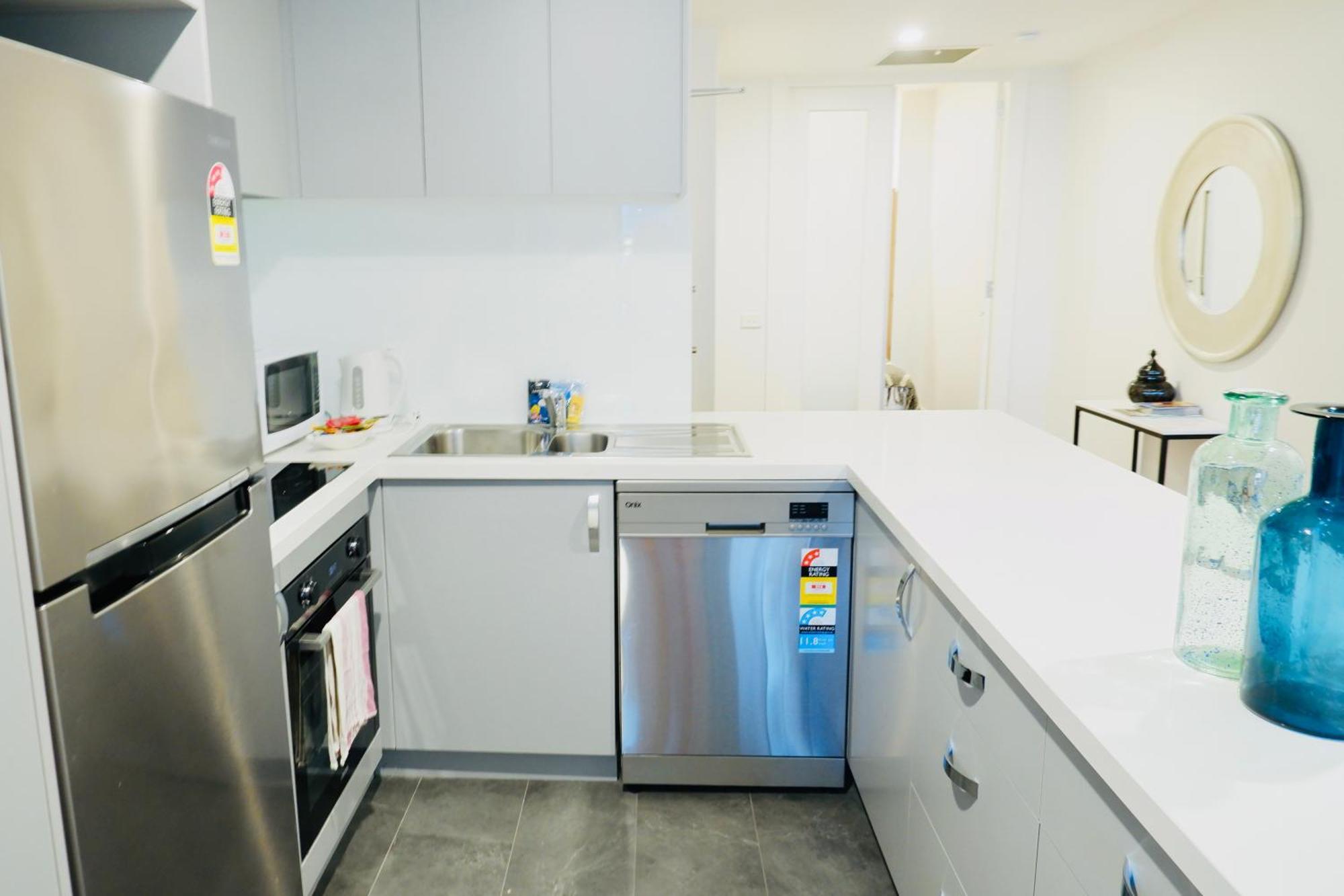Apartment Two Bedroom Treasure On William - Sleeps 4 *